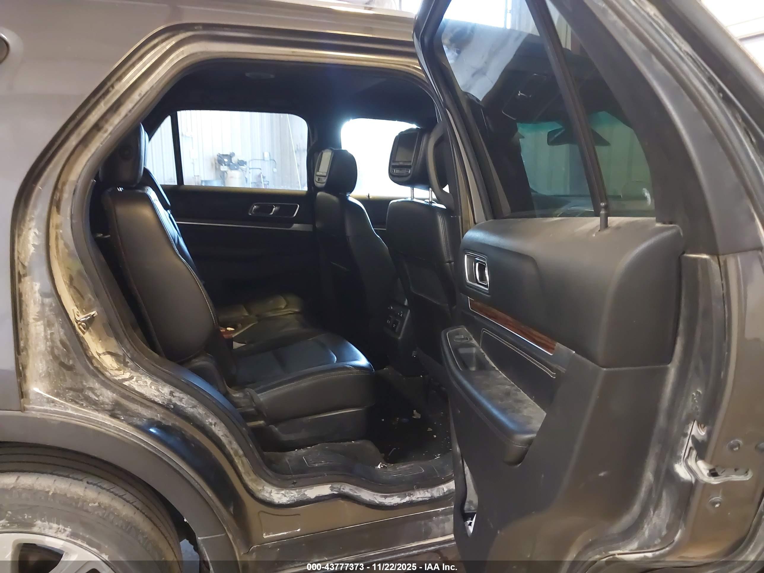 FORD EXPLORER image 8