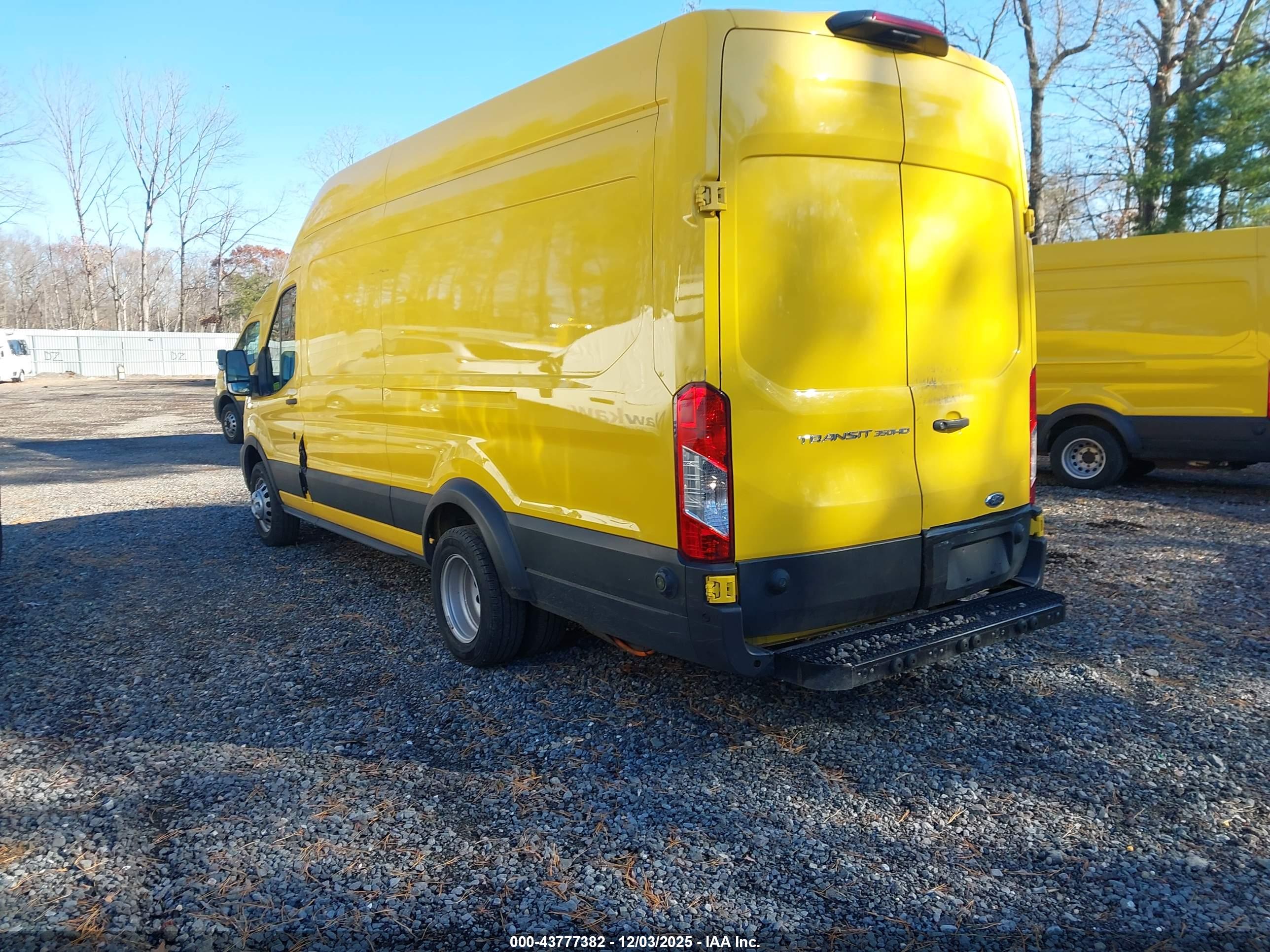 FORD TRANSIT-350 image 3