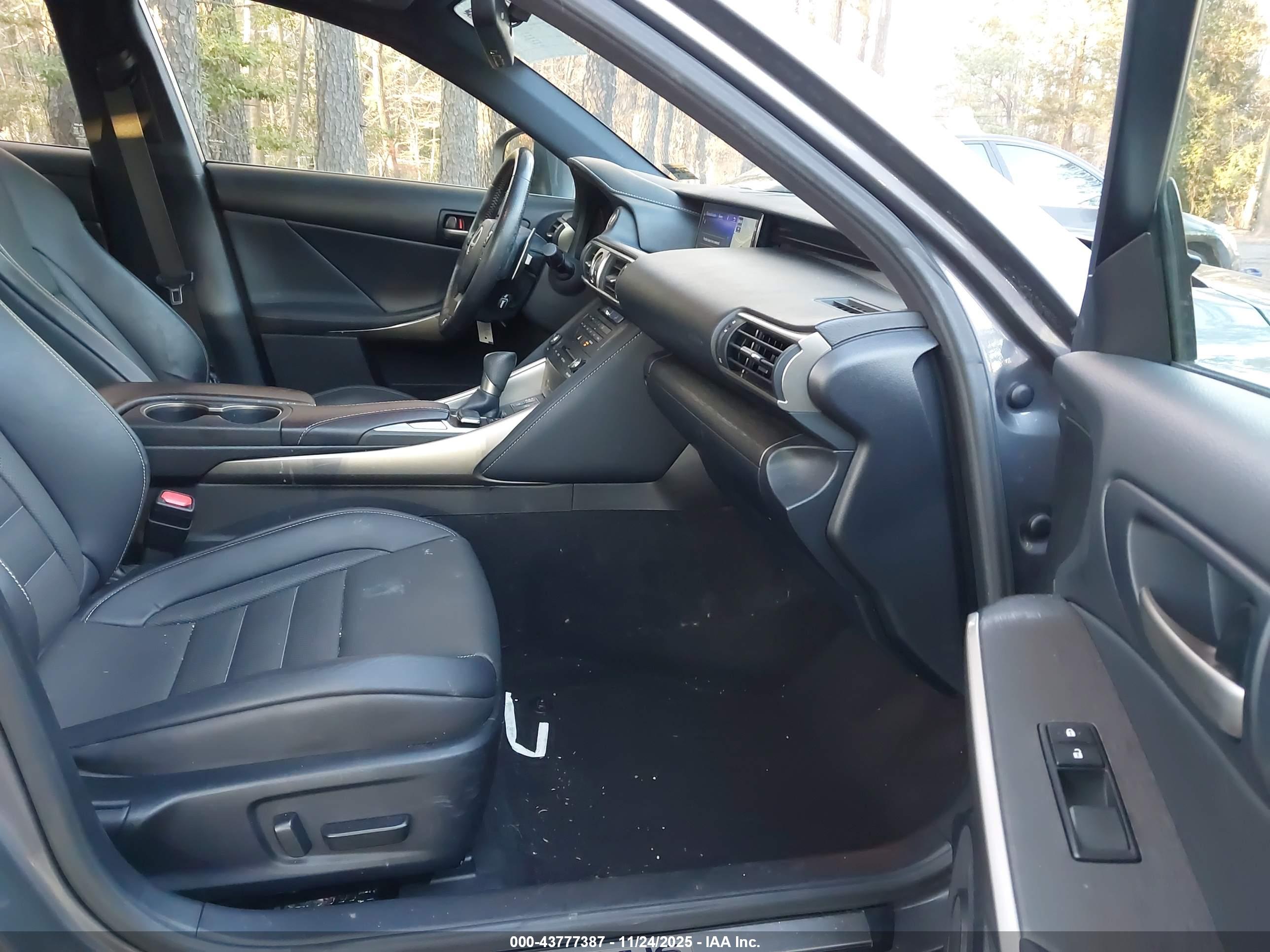 LEXUS IS image 5