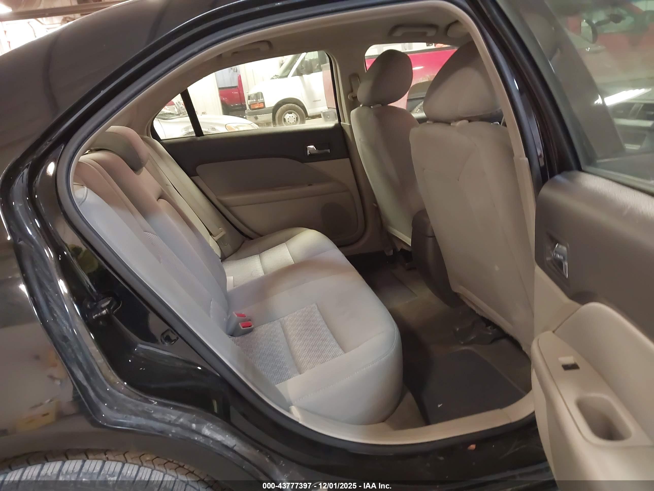 FORD FUSION image 8