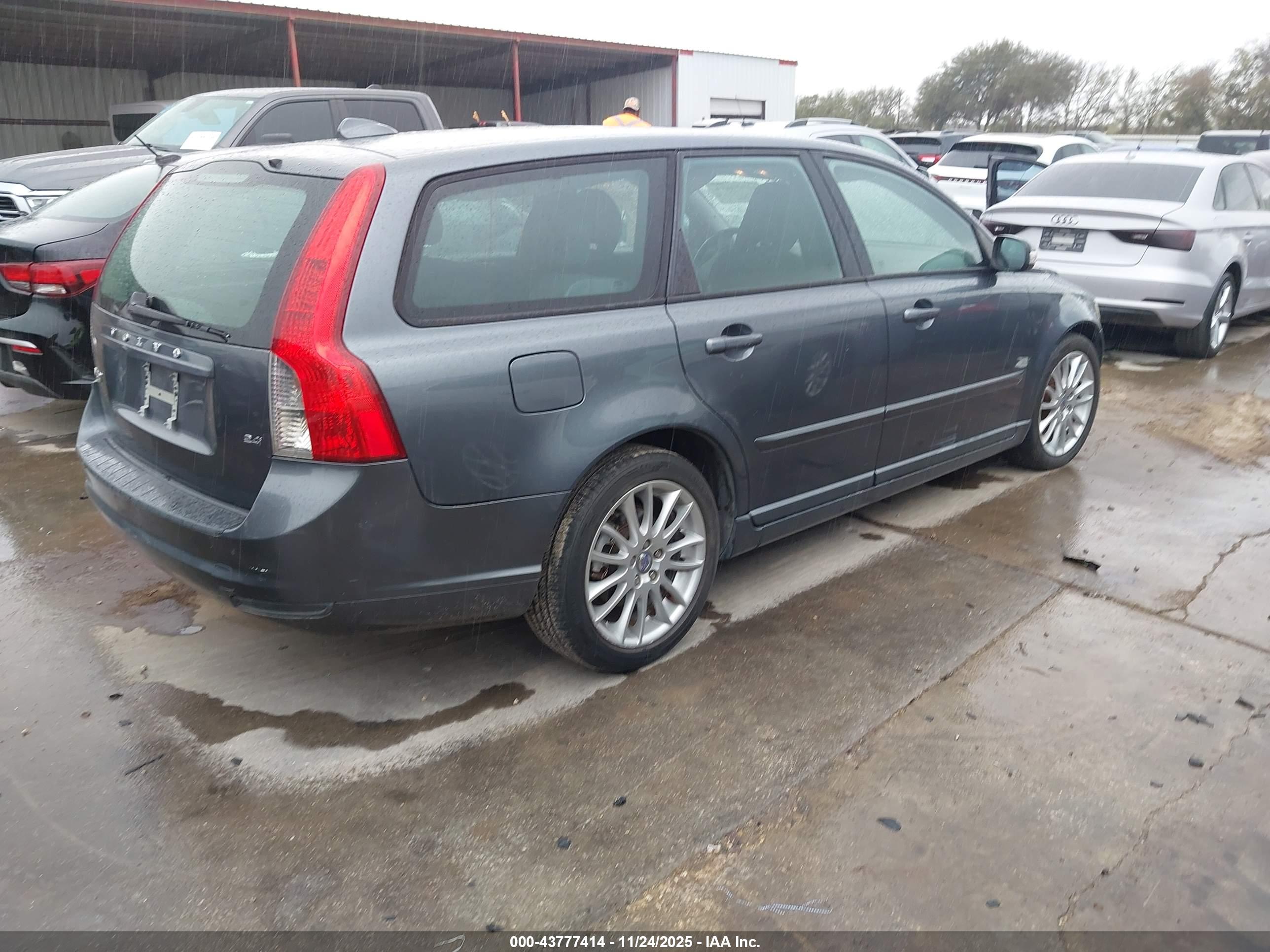 VOLVO V50 image 4