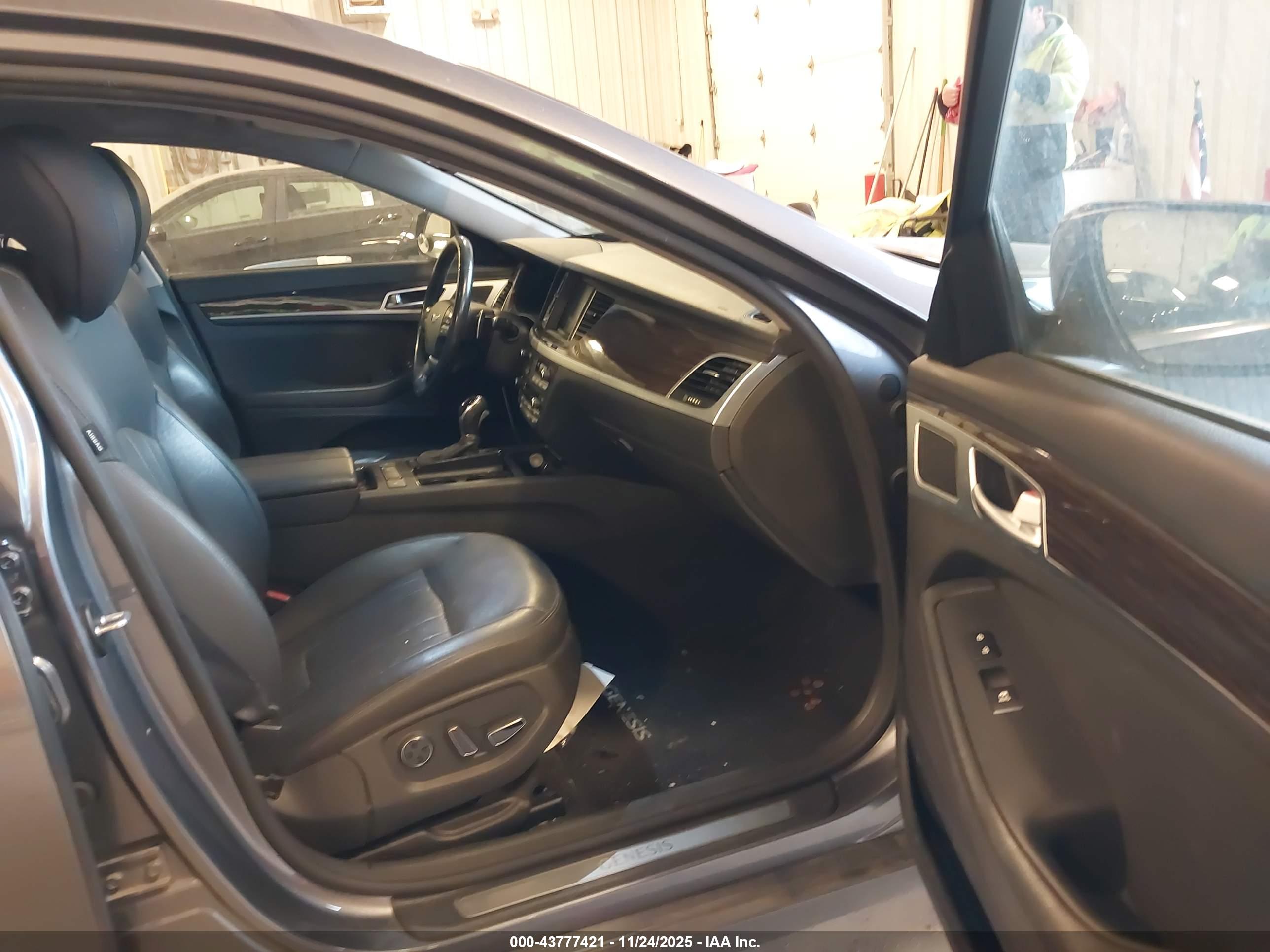 HYUNDAI GENESIS image 5