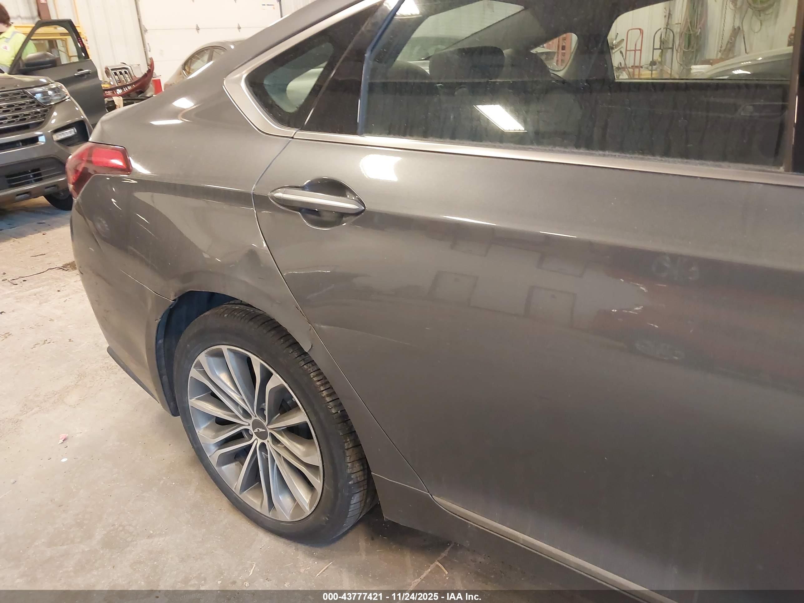HYUNDAI GENESIS image 6