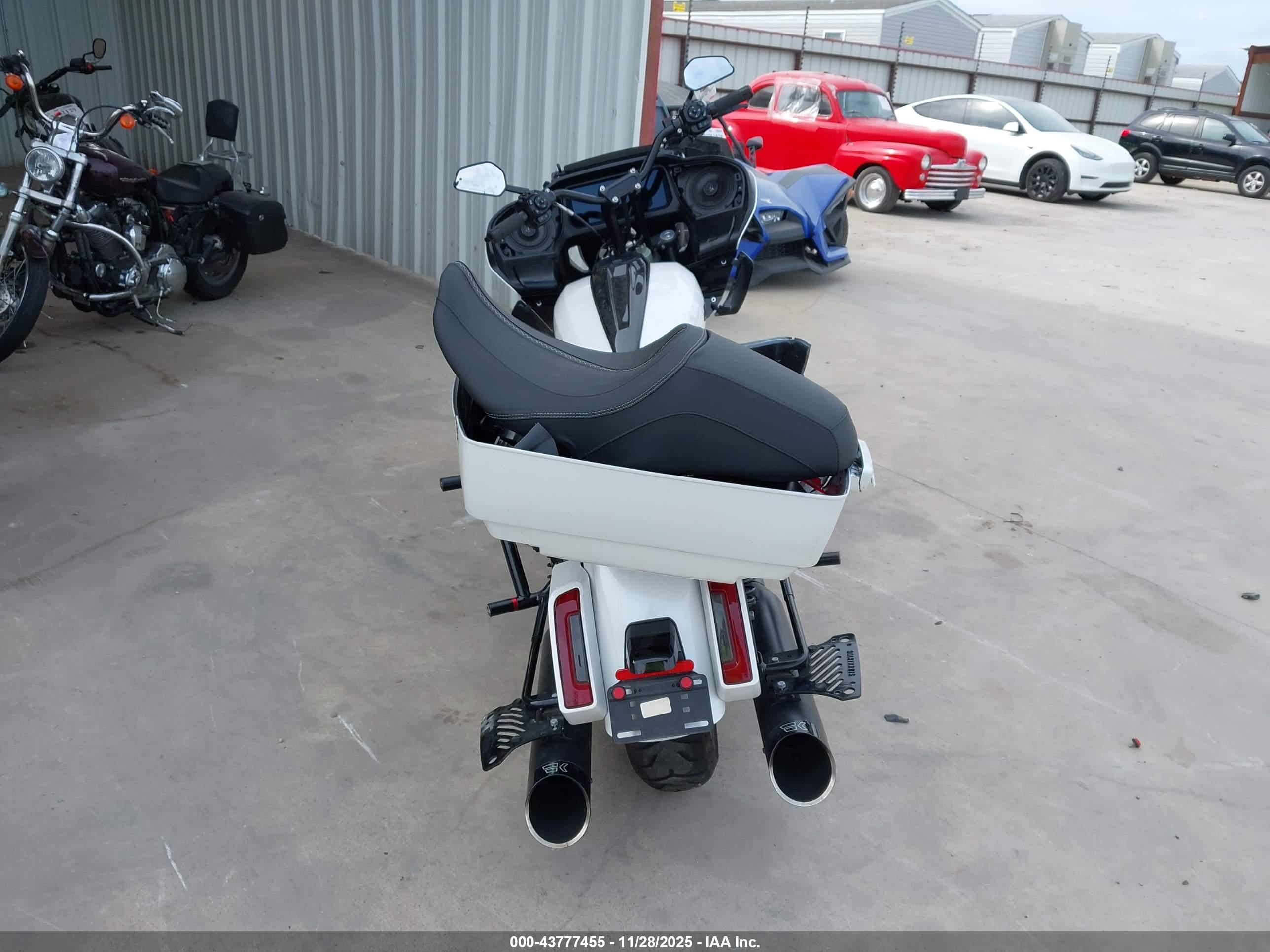 HARLEY-DAVIDSON FLTRX image 6