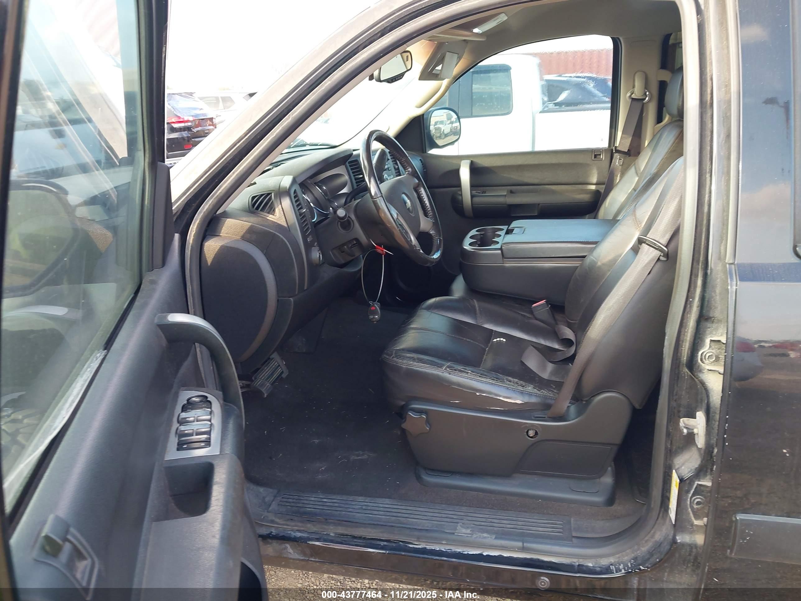 CHEVROLET SILVERADO image 5