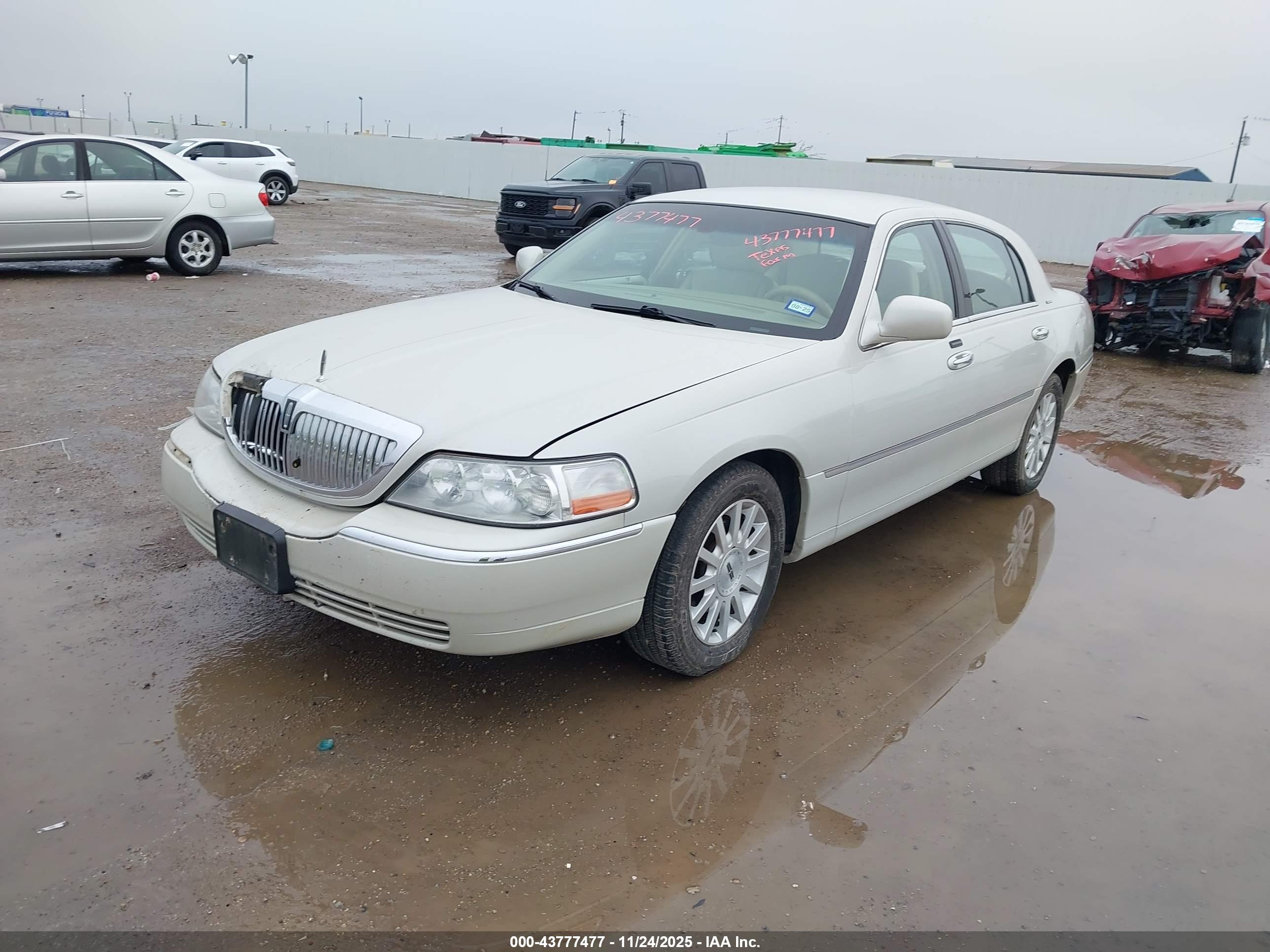 LINCOLN TOWN image 2