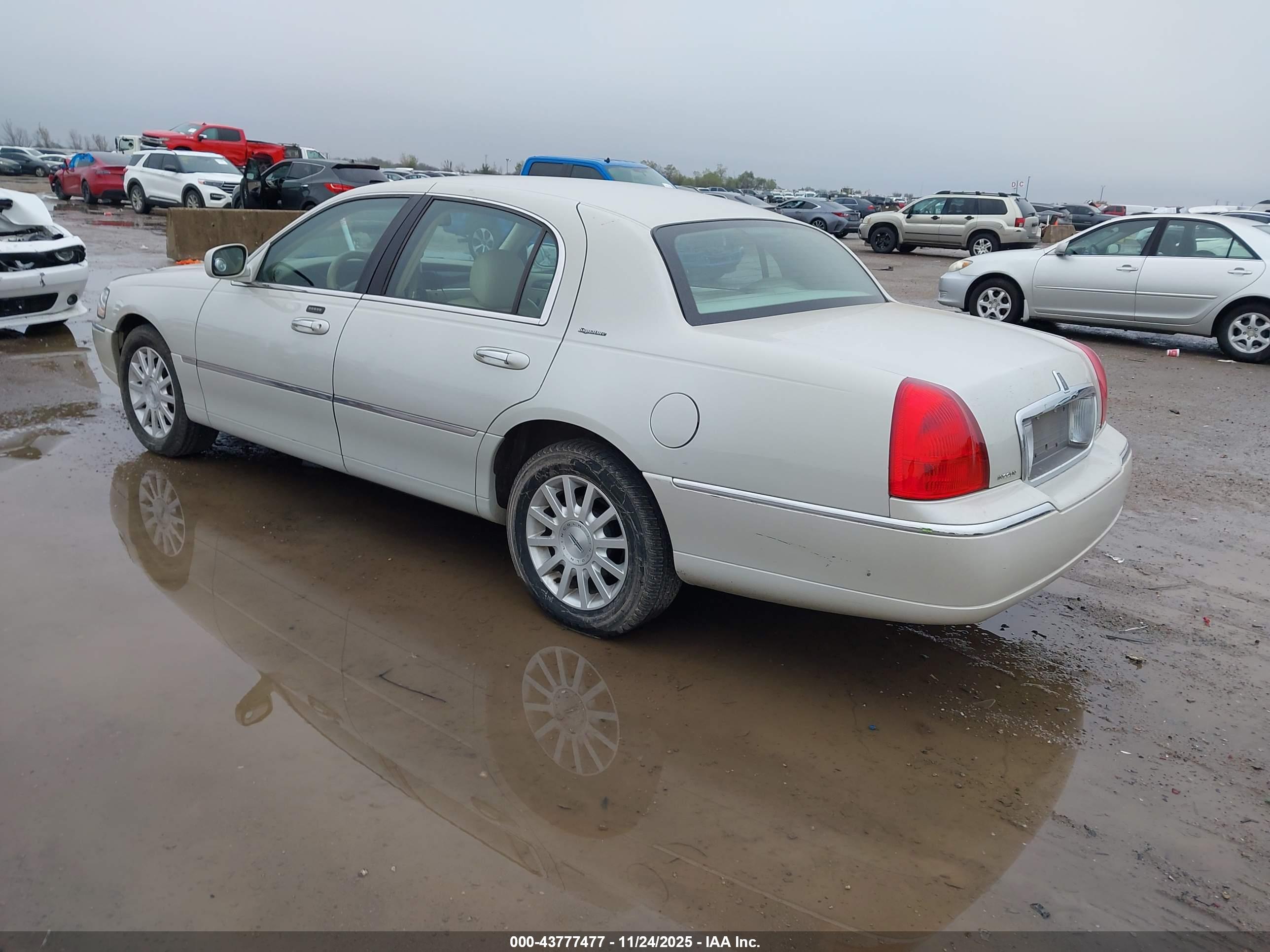LINCOLN TOWN image 3