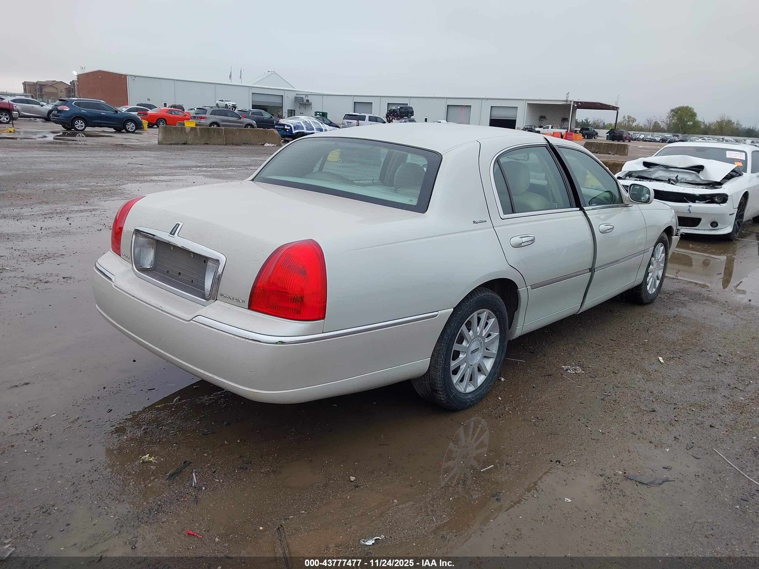 LINCOLN TOWN image 4
