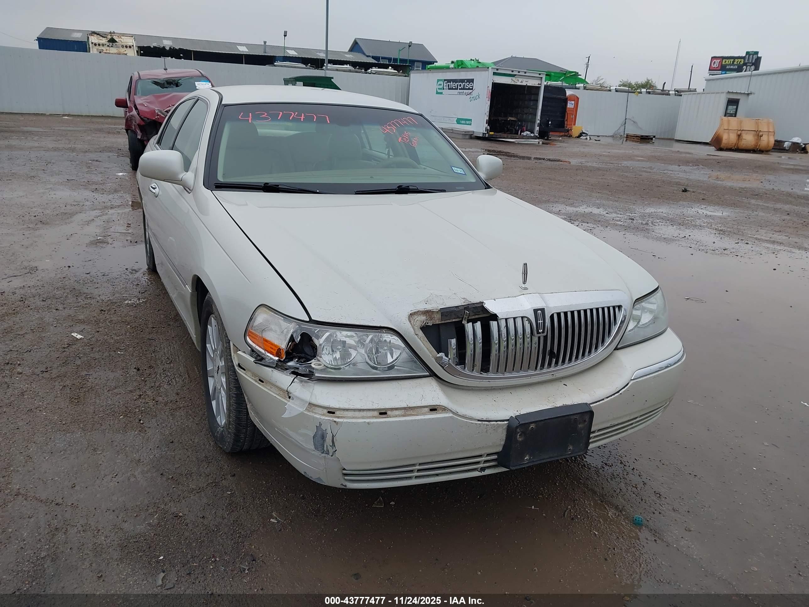 LINCOLN TOWN image 6