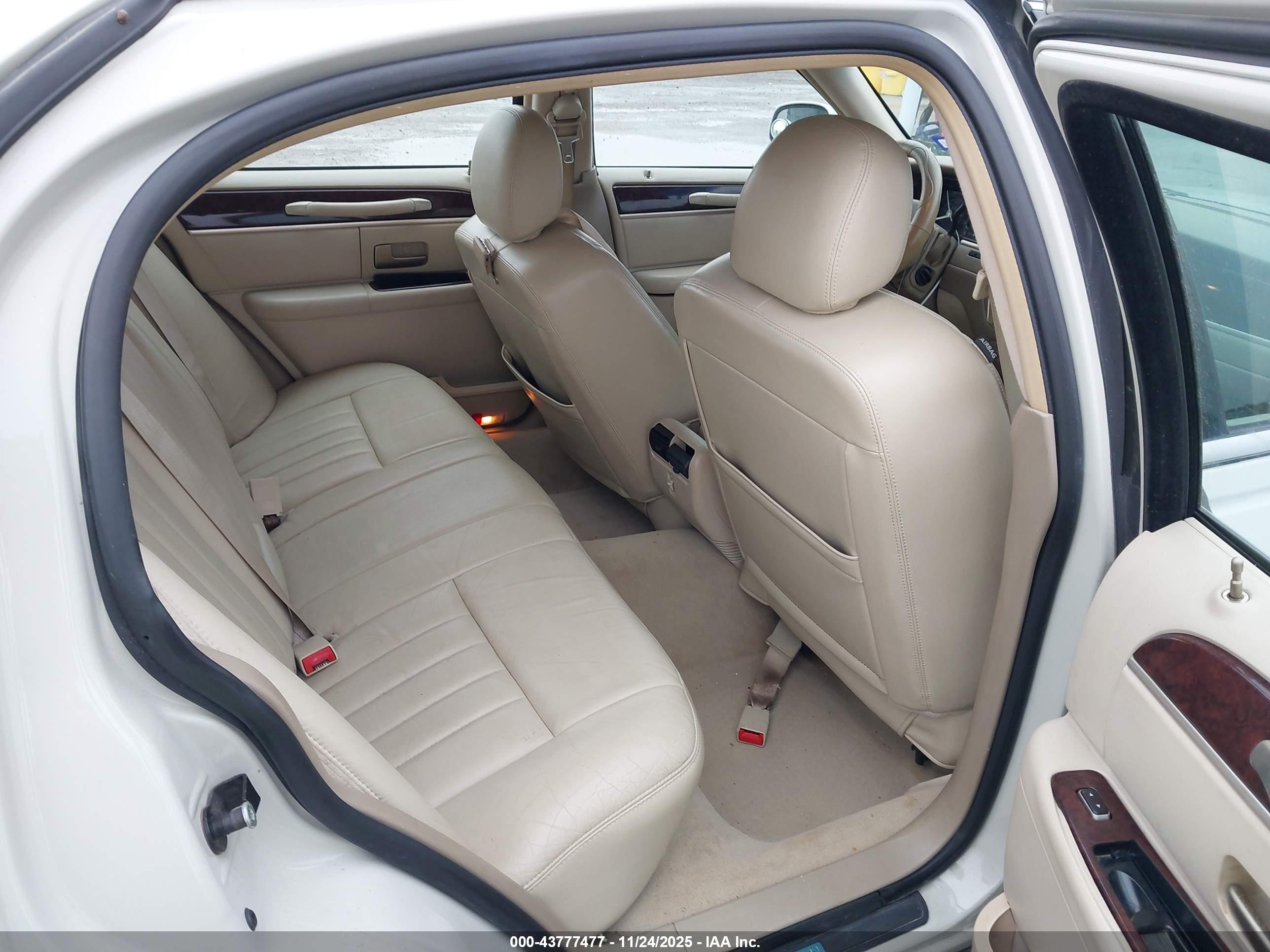 LINCOLN TOWN image 8