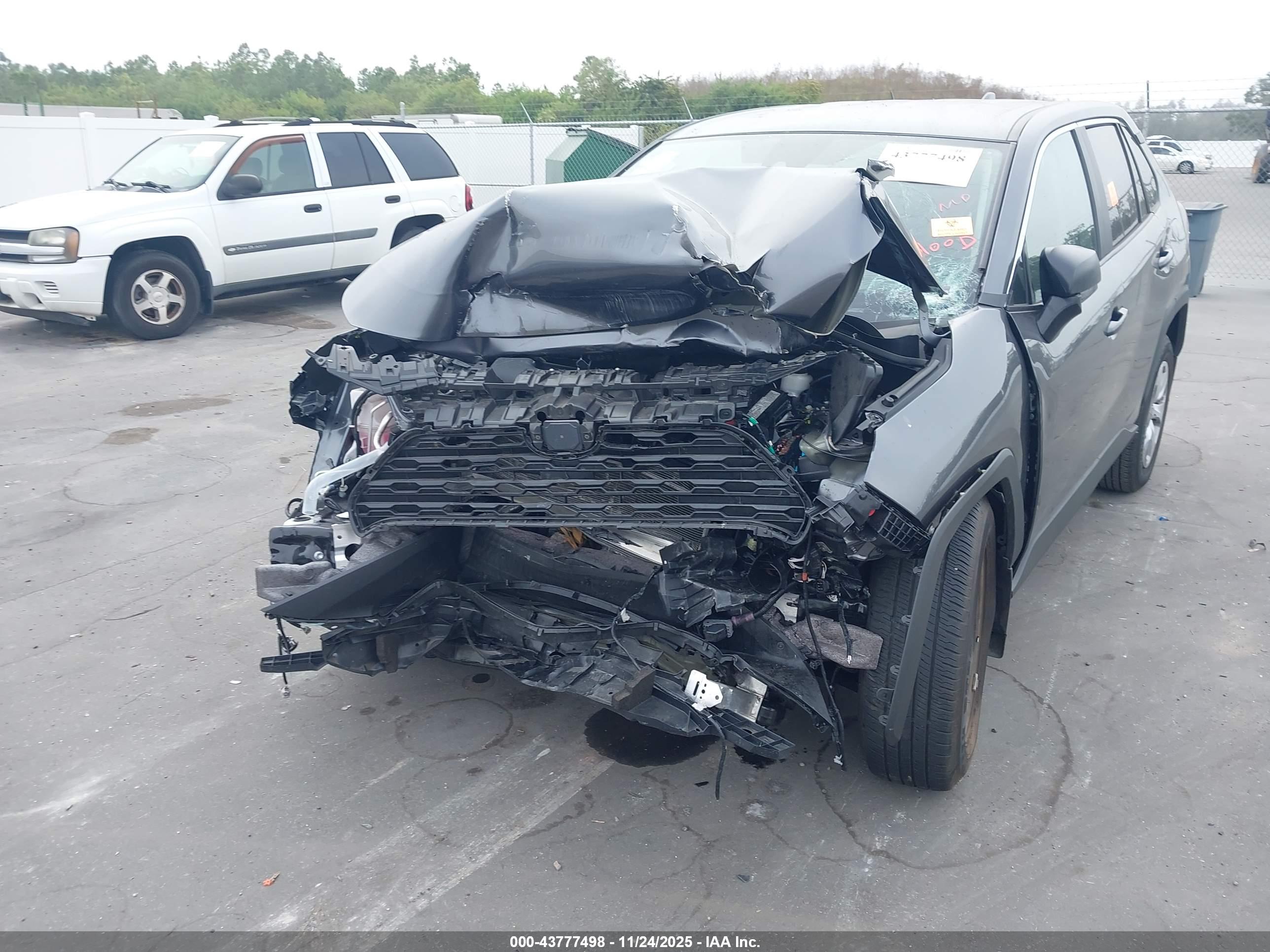 TOYOTA RAV4 image 6