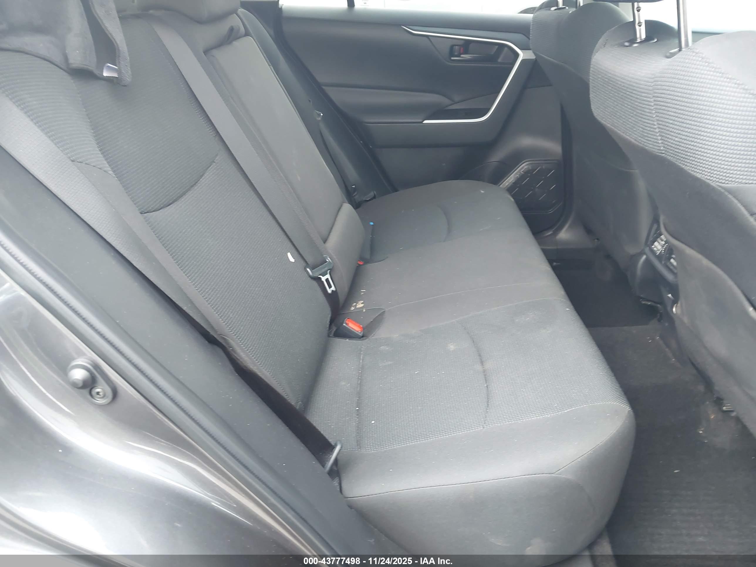 TOYOTA RAV4 image 8