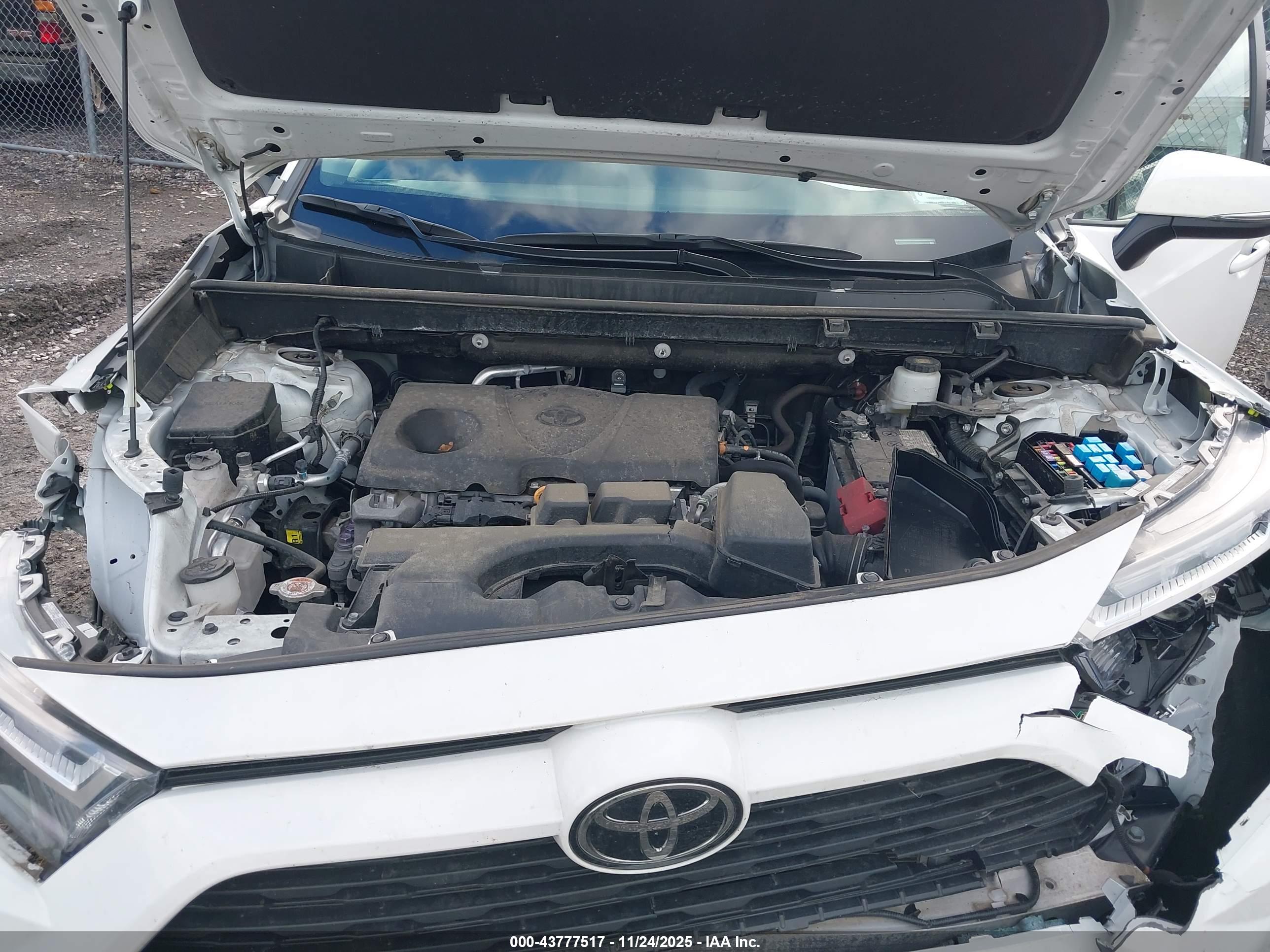 TOYOTA RAV4 image 10