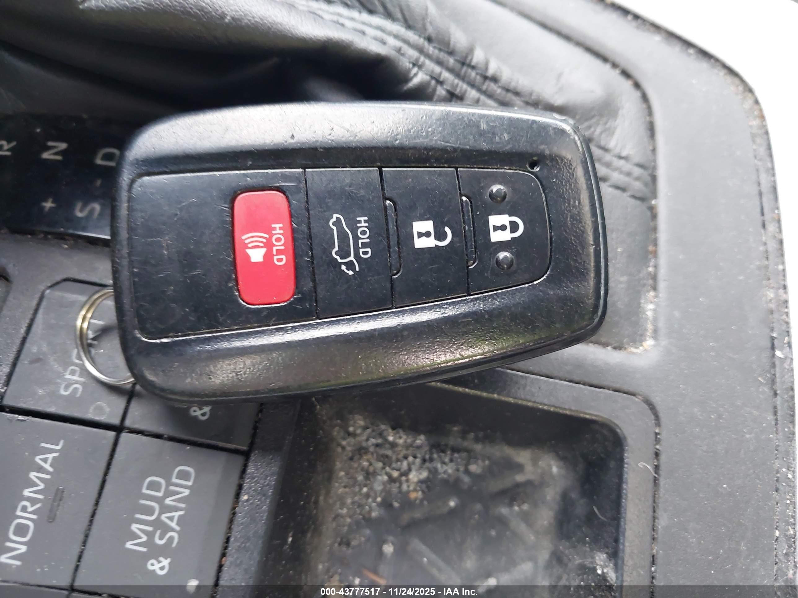 TOYOTA RAV4 image 11