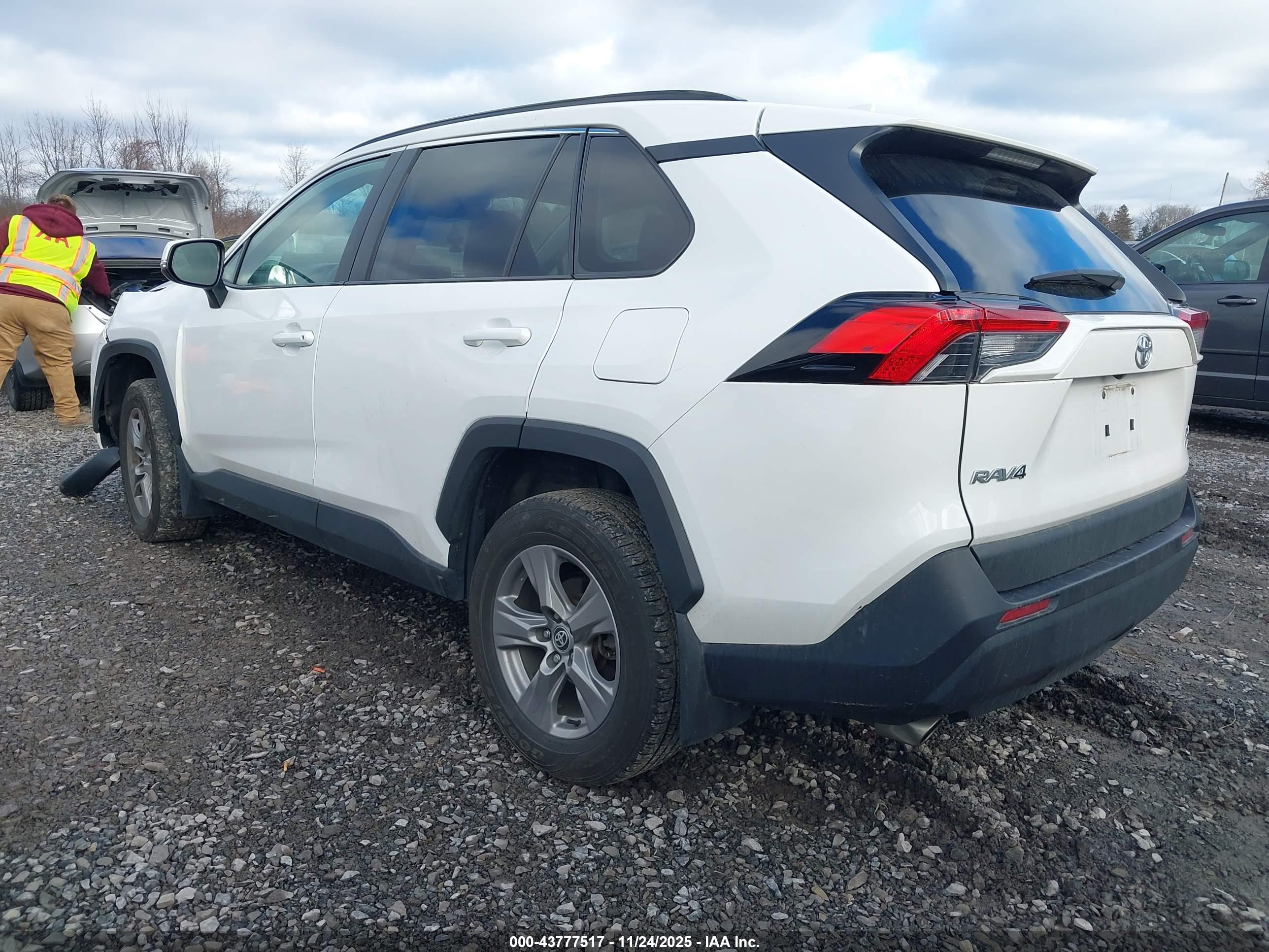 TOYOTA RAV4 image 3