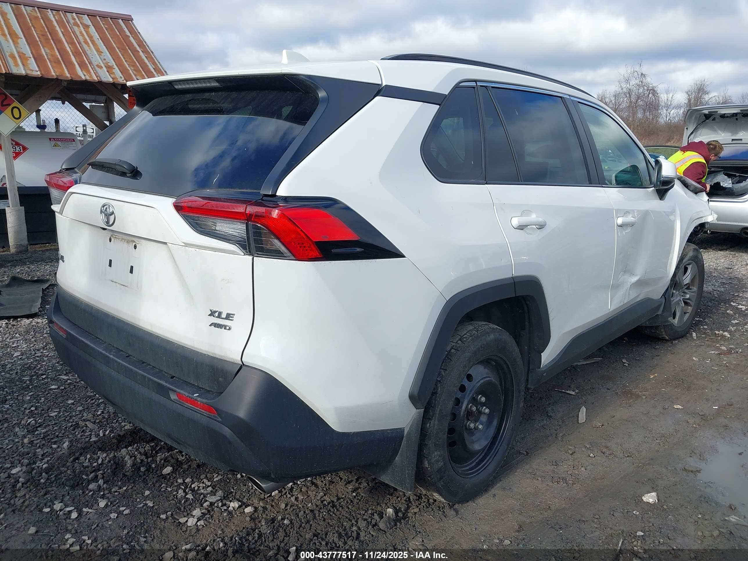 TOYOTA RAV4 image 4