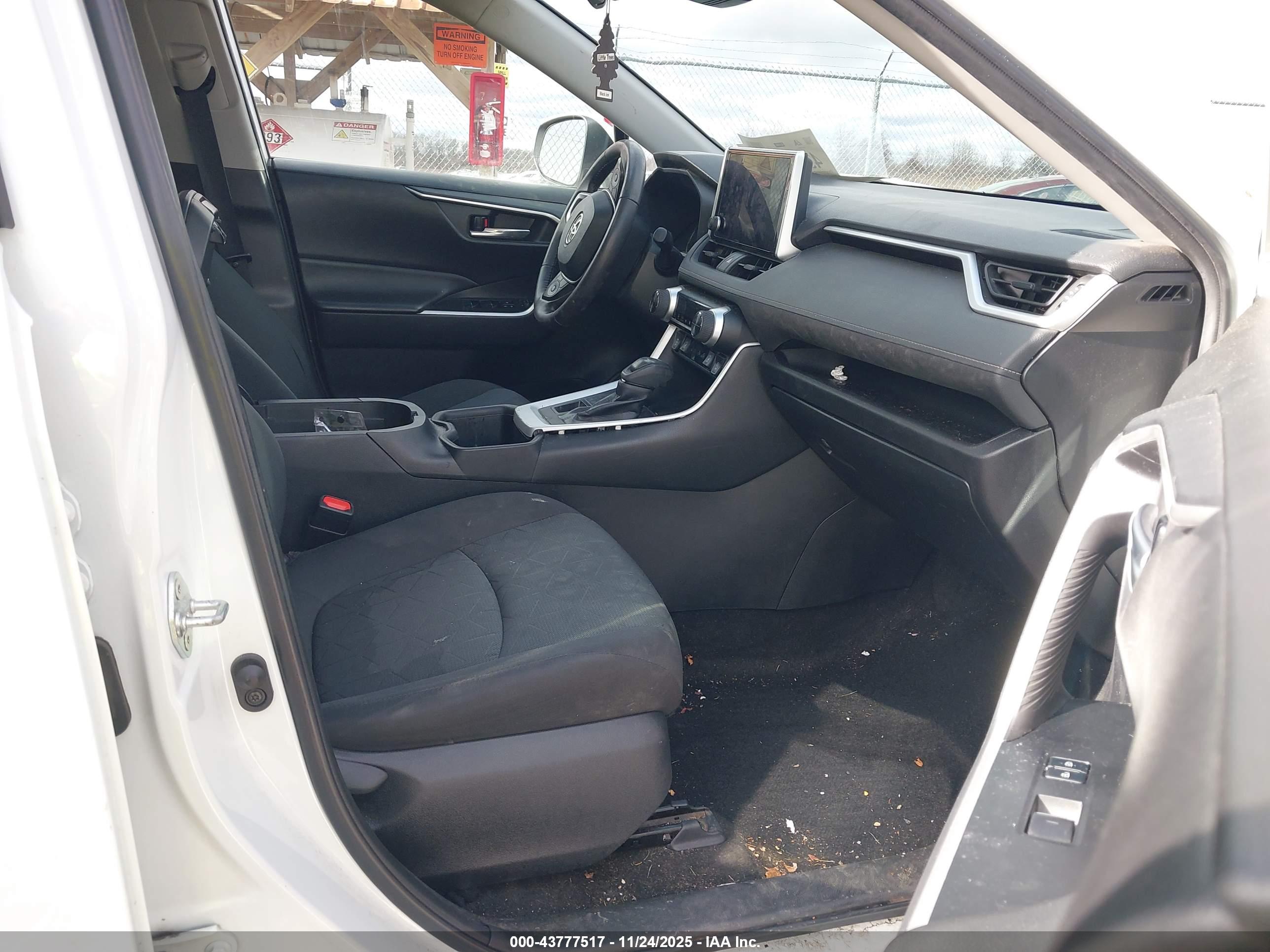 TOYOTA RAV4 image 5