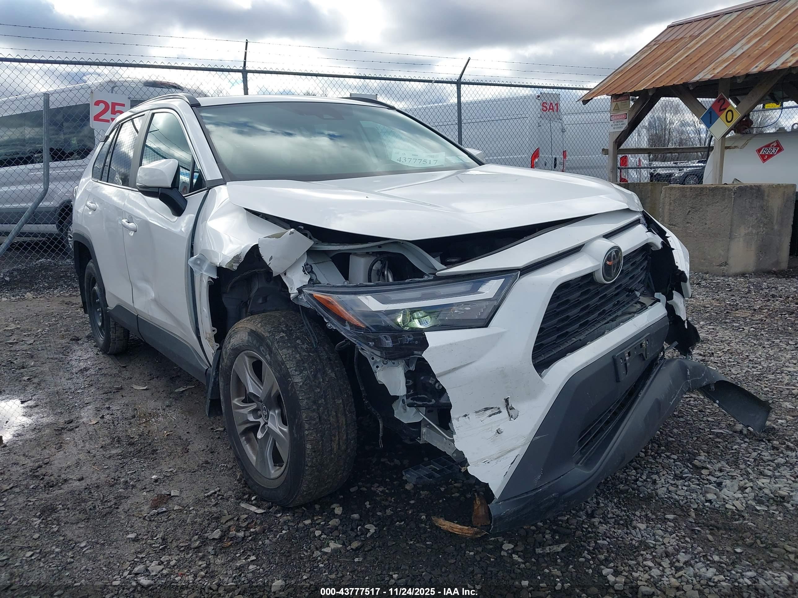 TOYOTA RAV4 image 6
