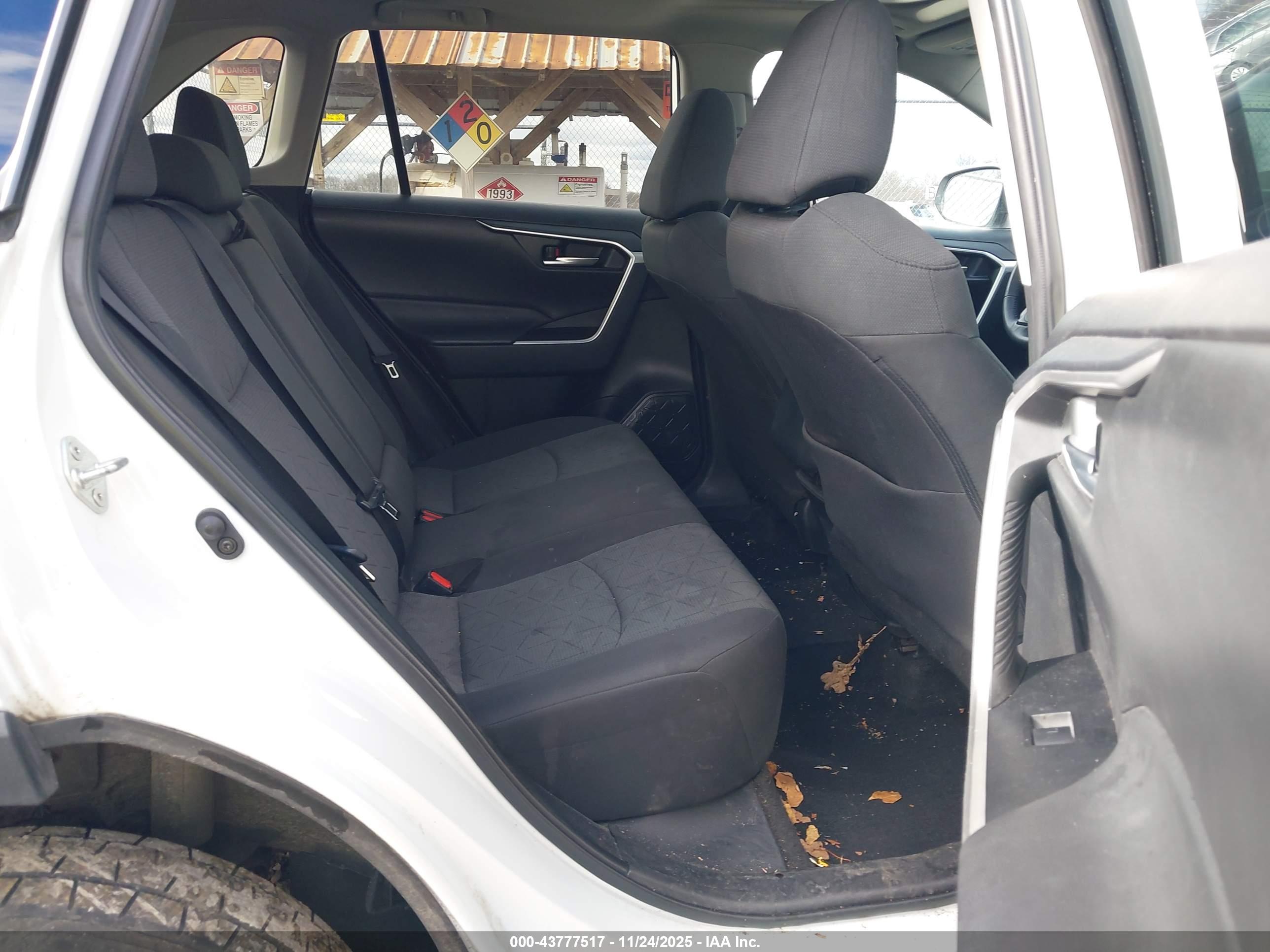 TOYOTA RAV4 image 8