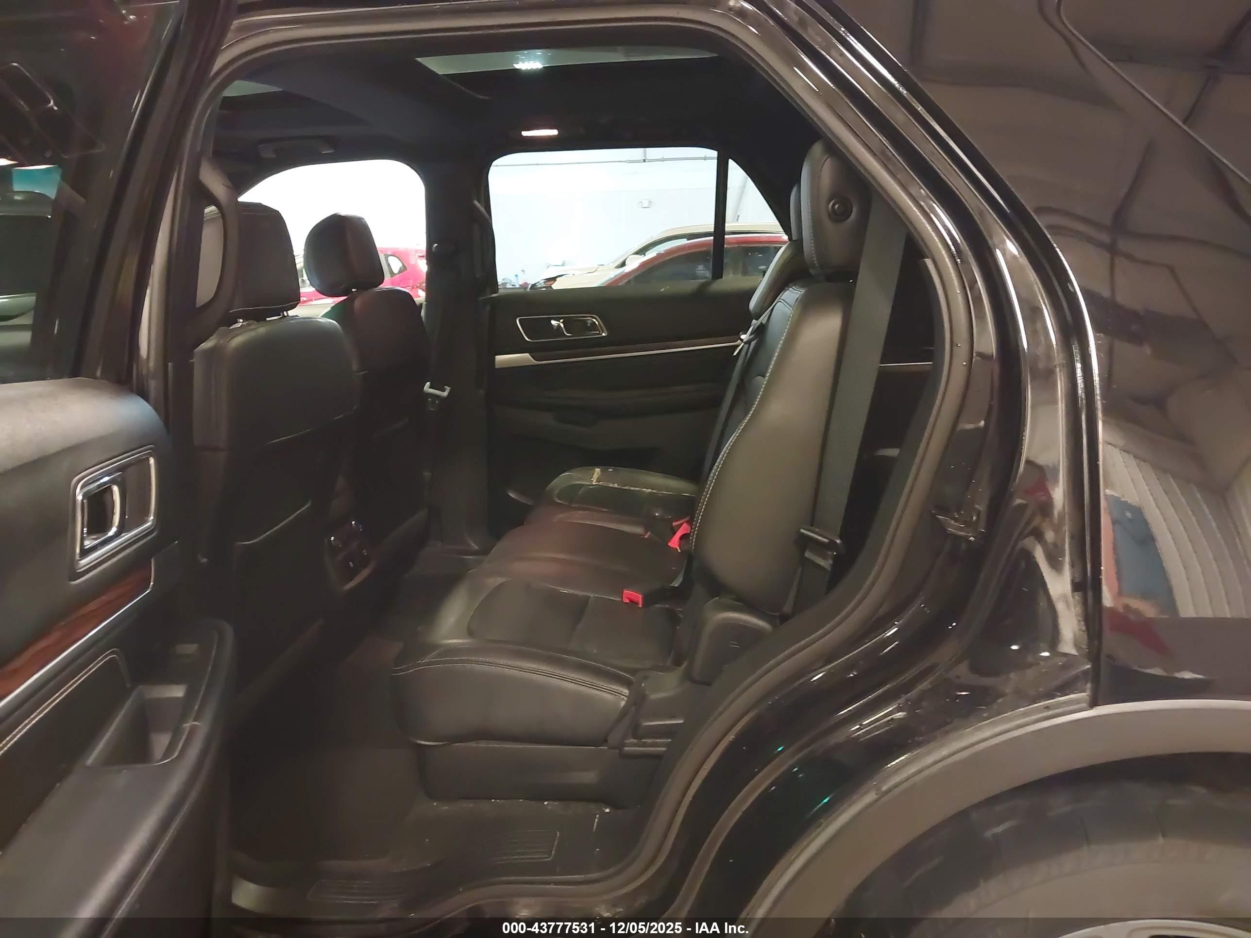 FORD EXPLORER image 8