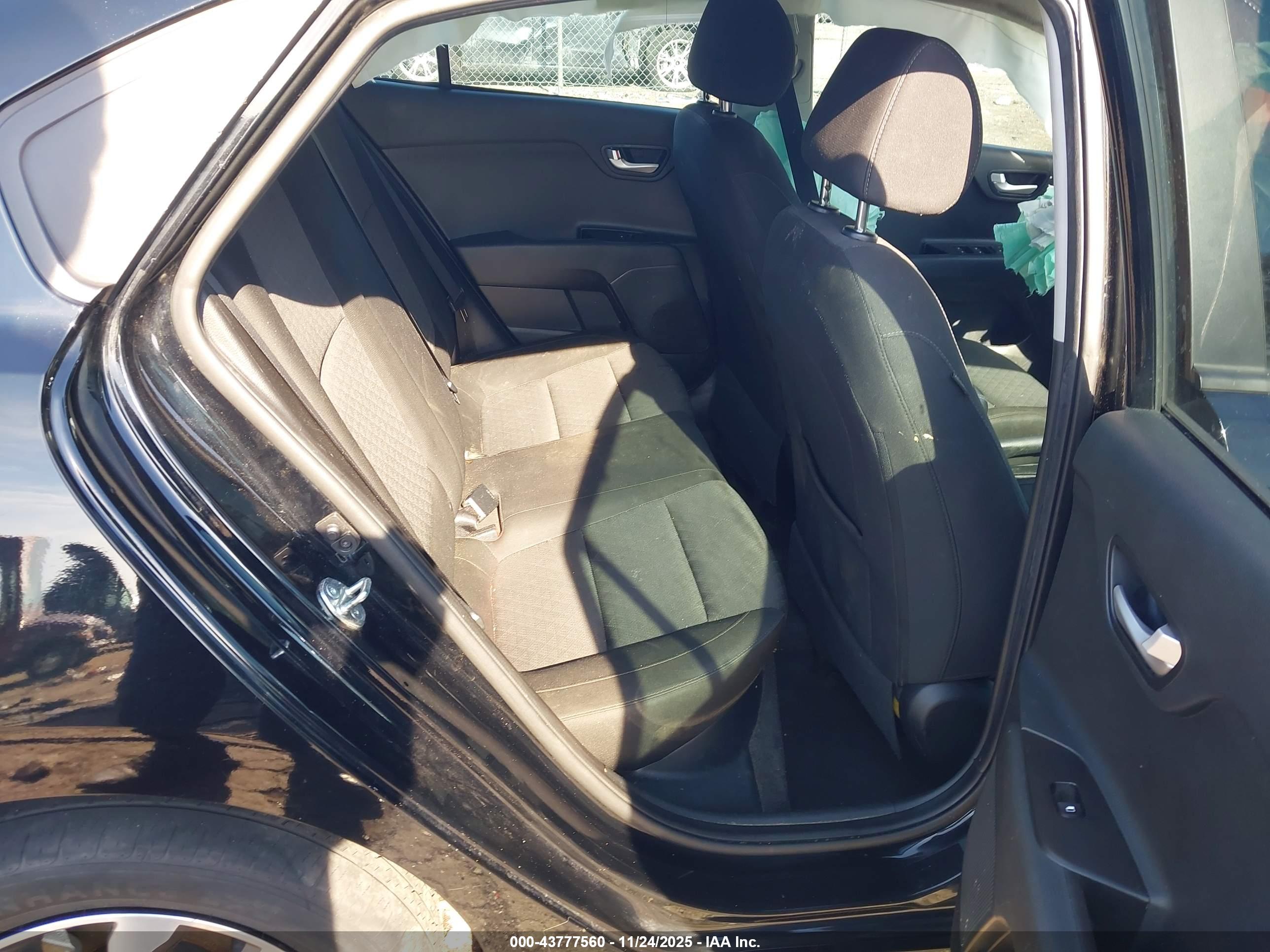 KIA RIO image 8