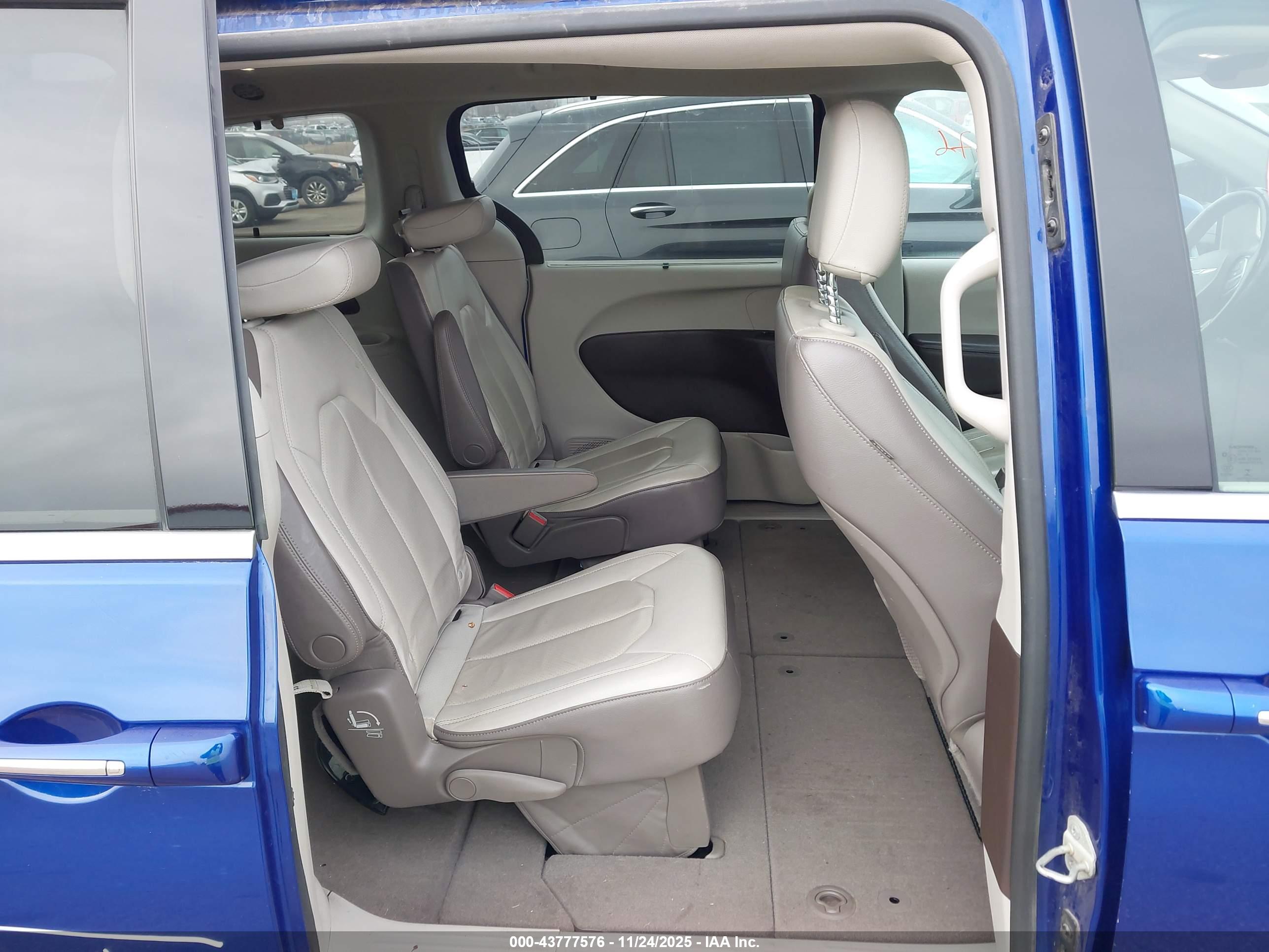 CHRYSLER PACIFICA image 8