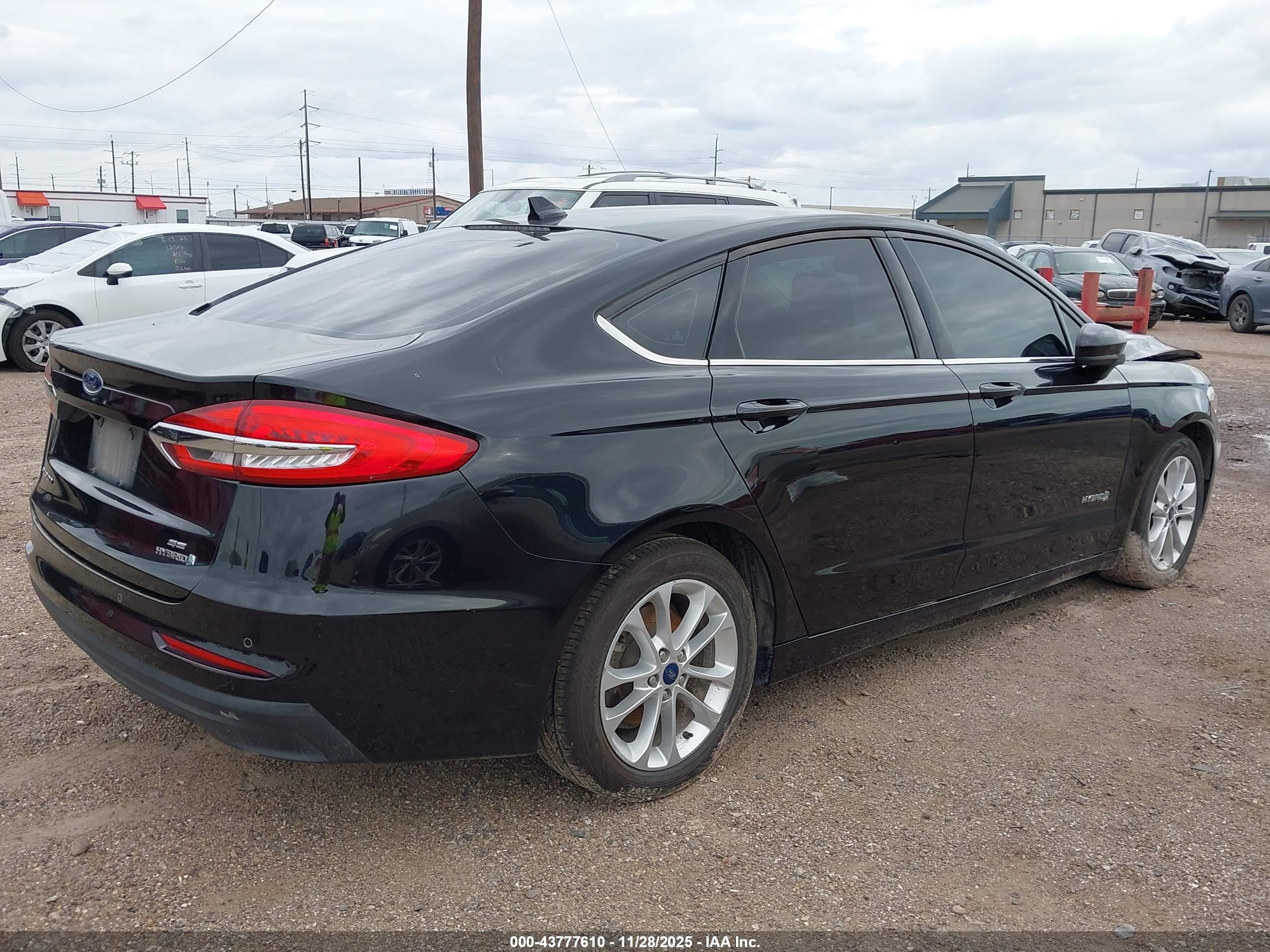 FORD FUSION image 4