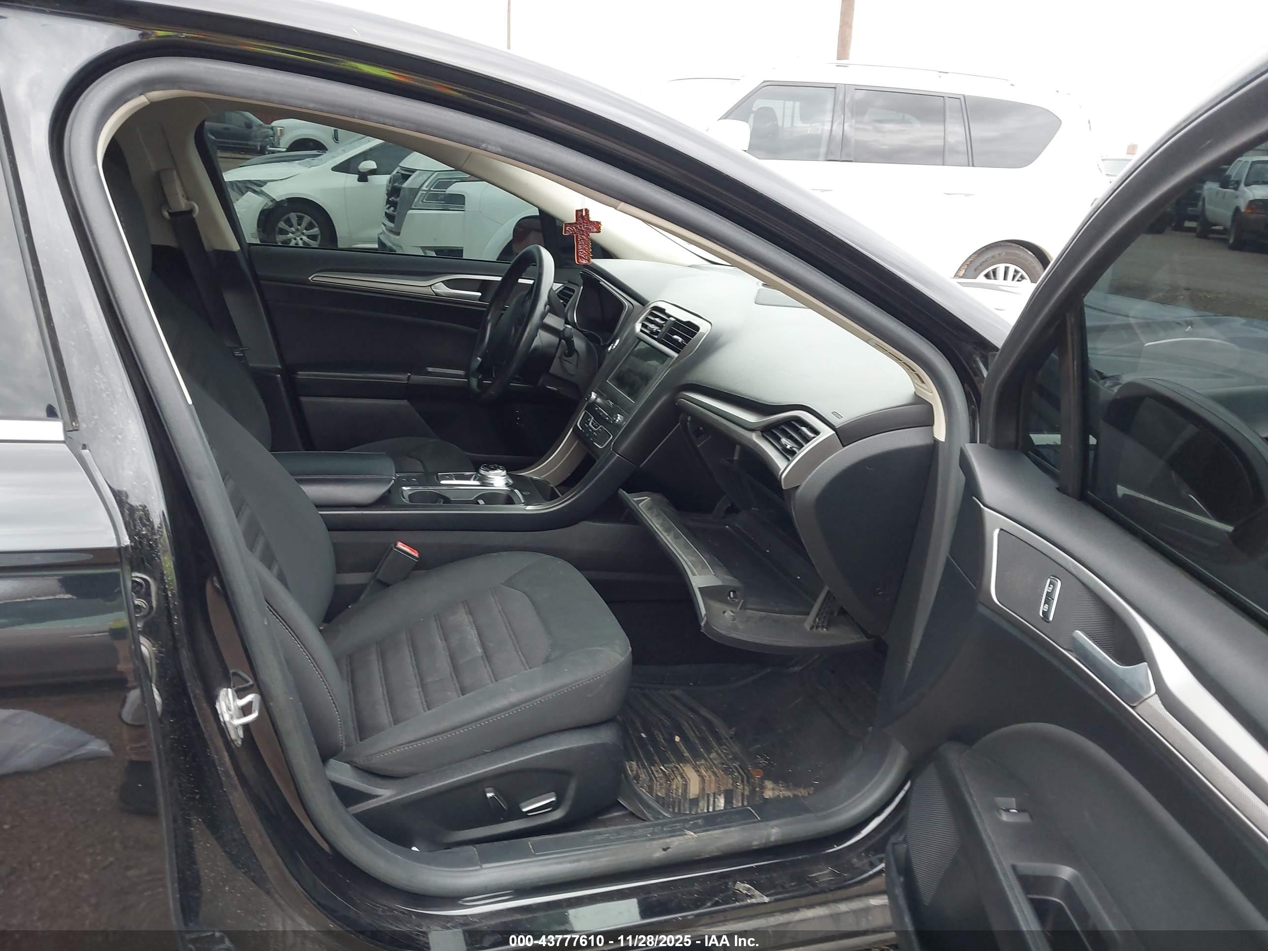 FORD FUSION image 5