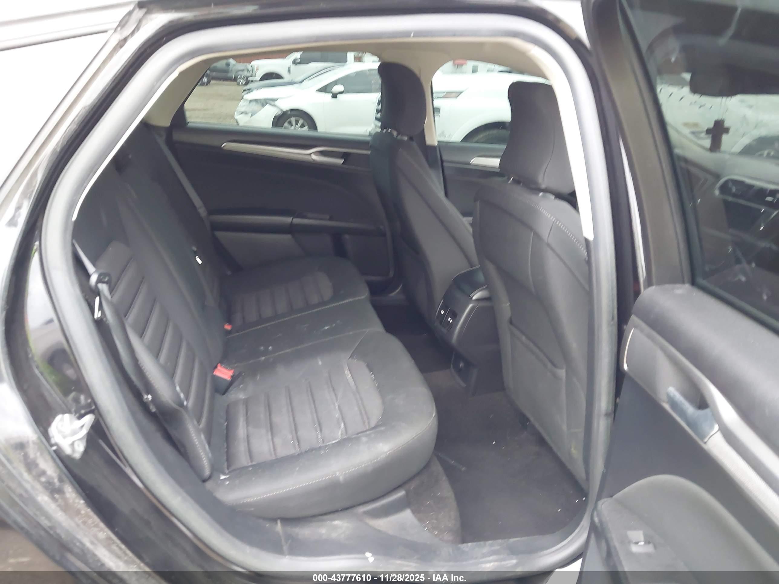 FORD FUSION image 8