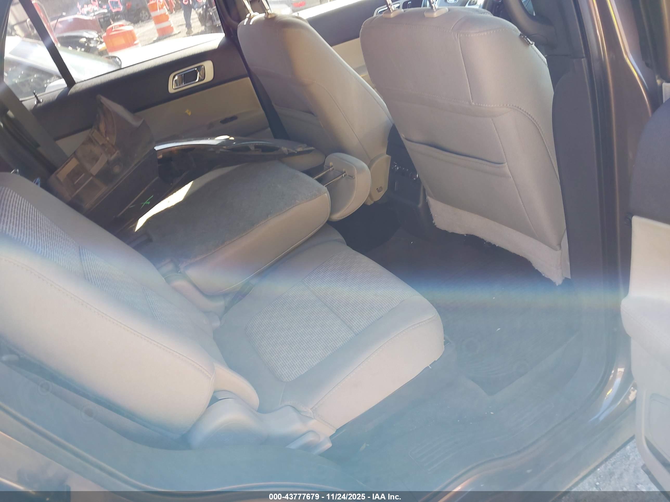 FORD EXPLORER image 8