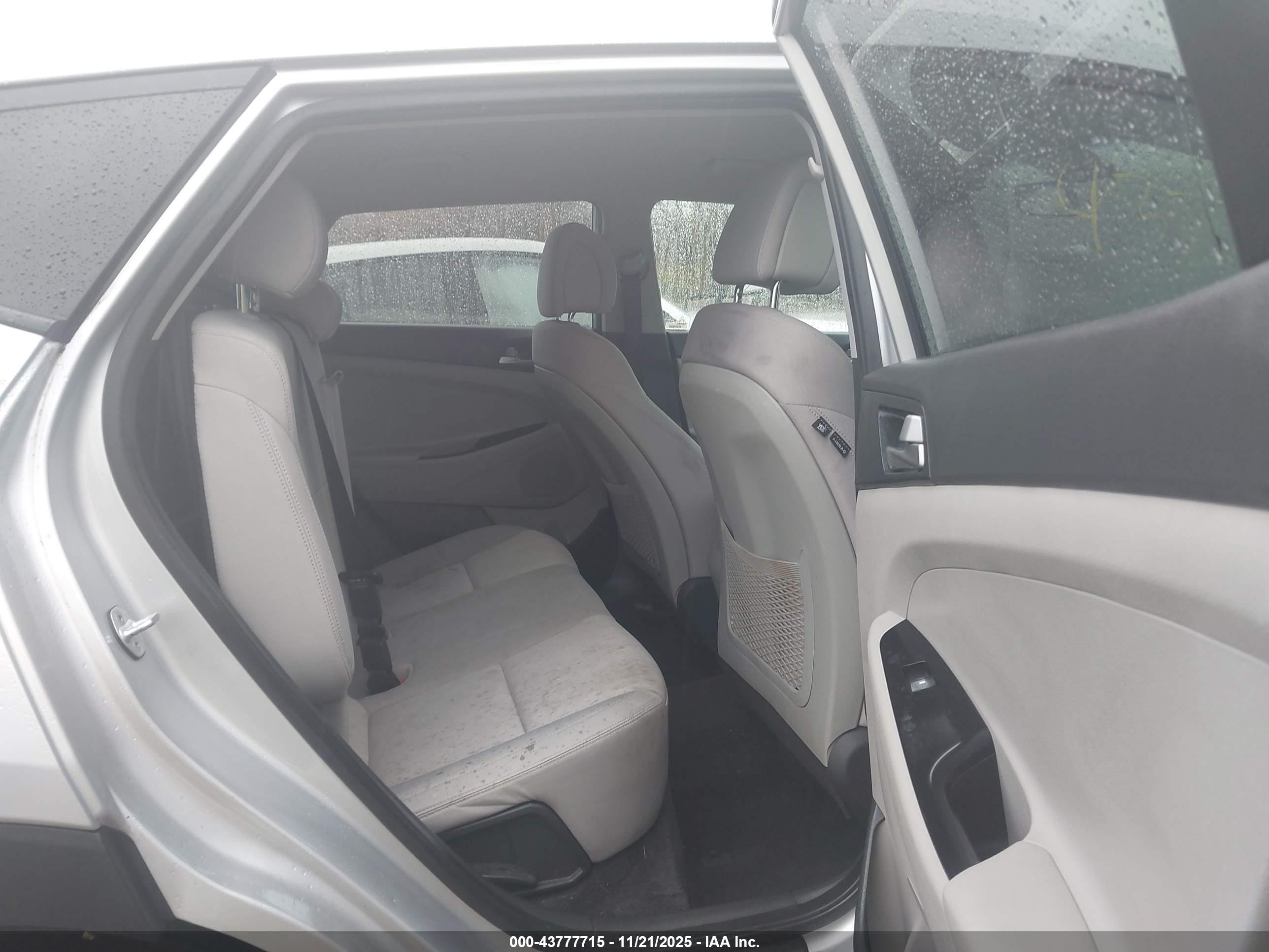 HYUNDAI TUCSON image 8