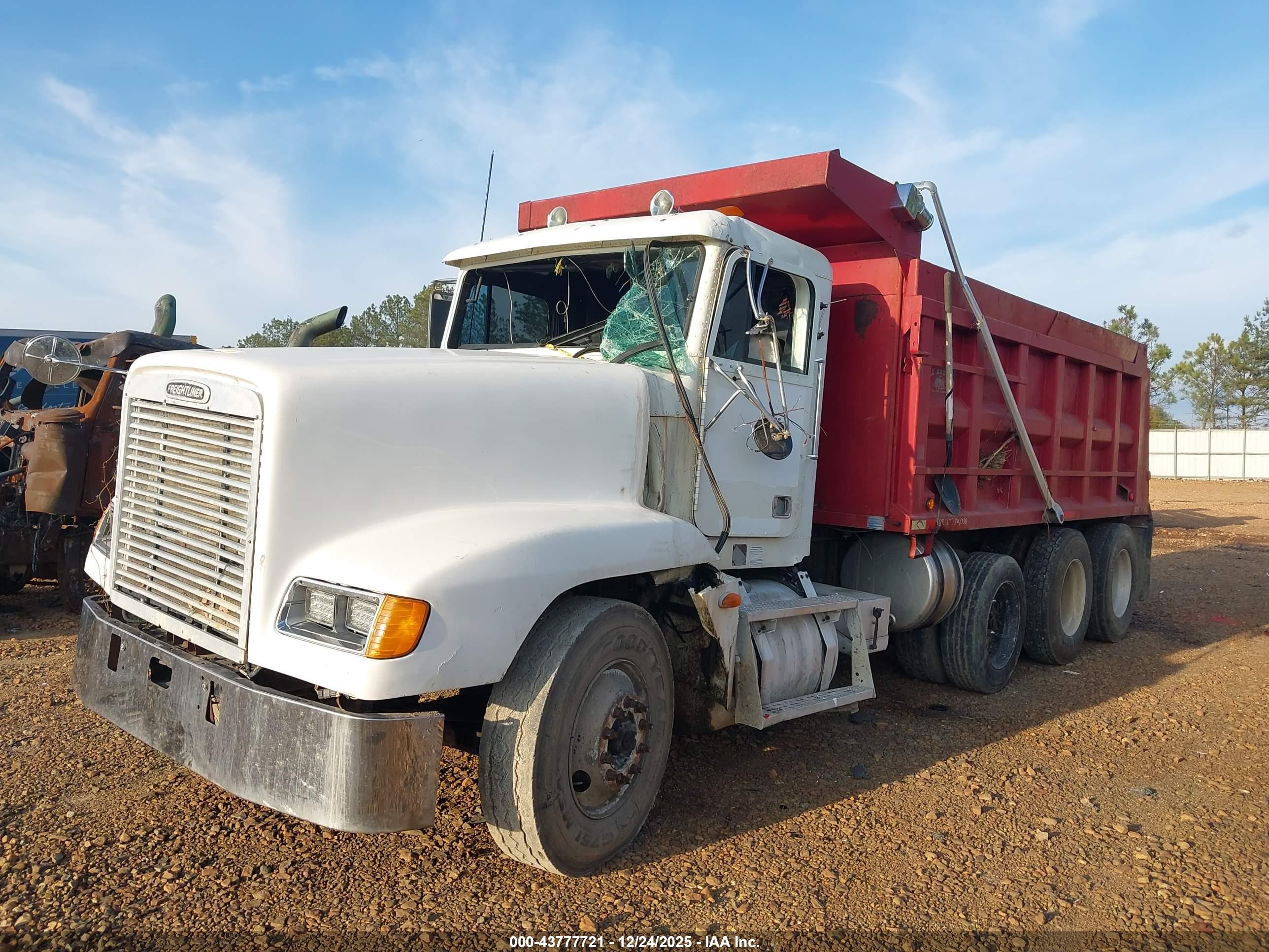 FREIGHTLINER CONVENTIONAL image 2