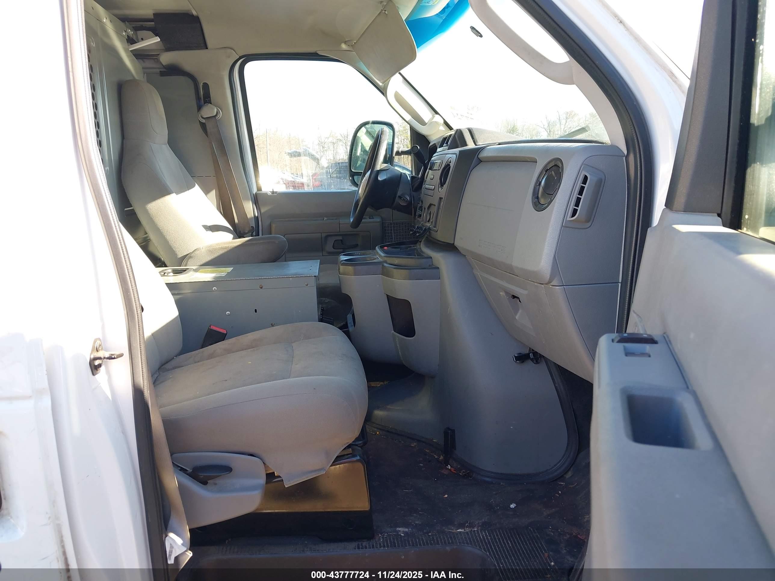 FORD E-150 image 5