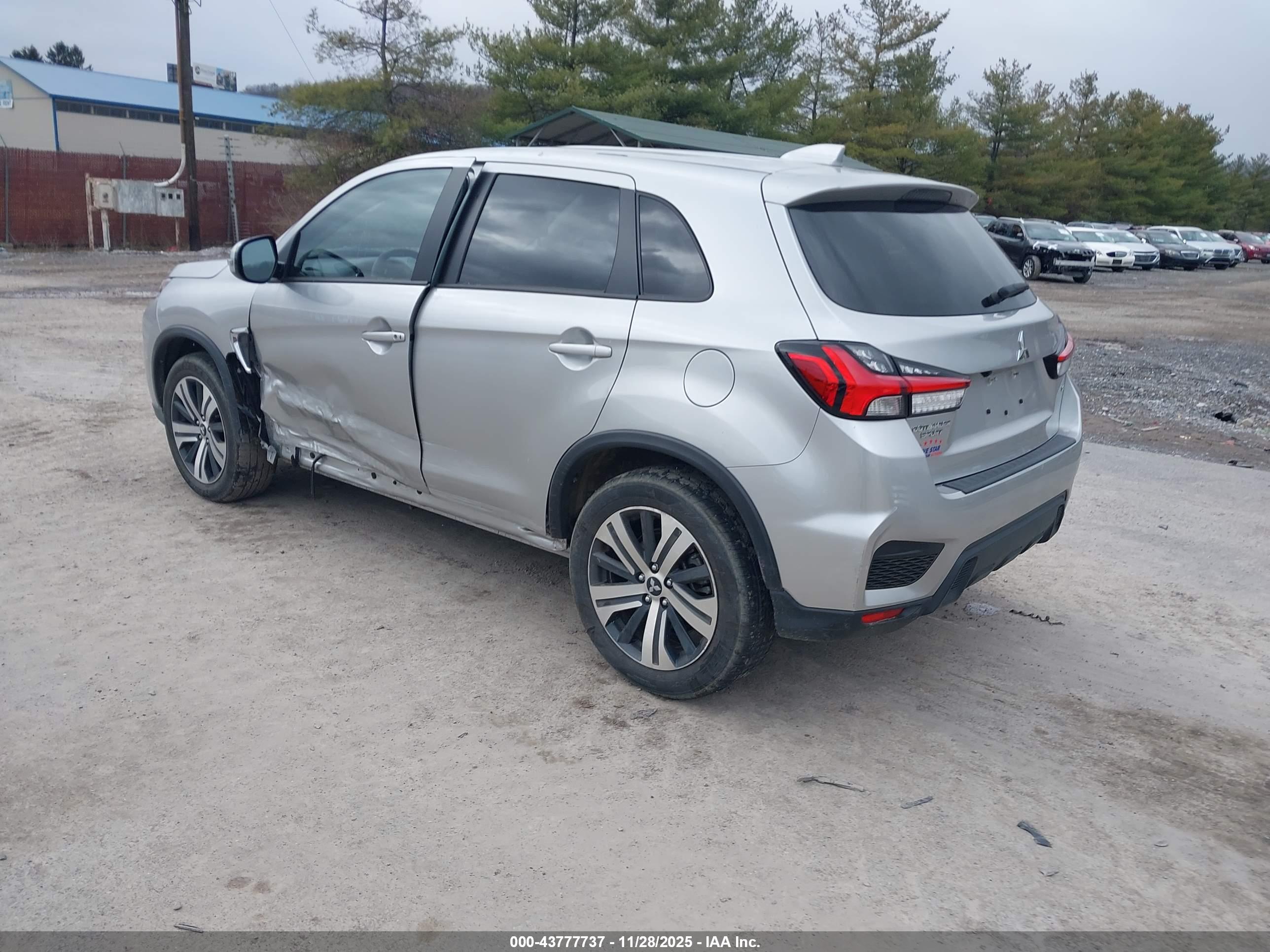 MITSUBISHI OUTLANDER image 3