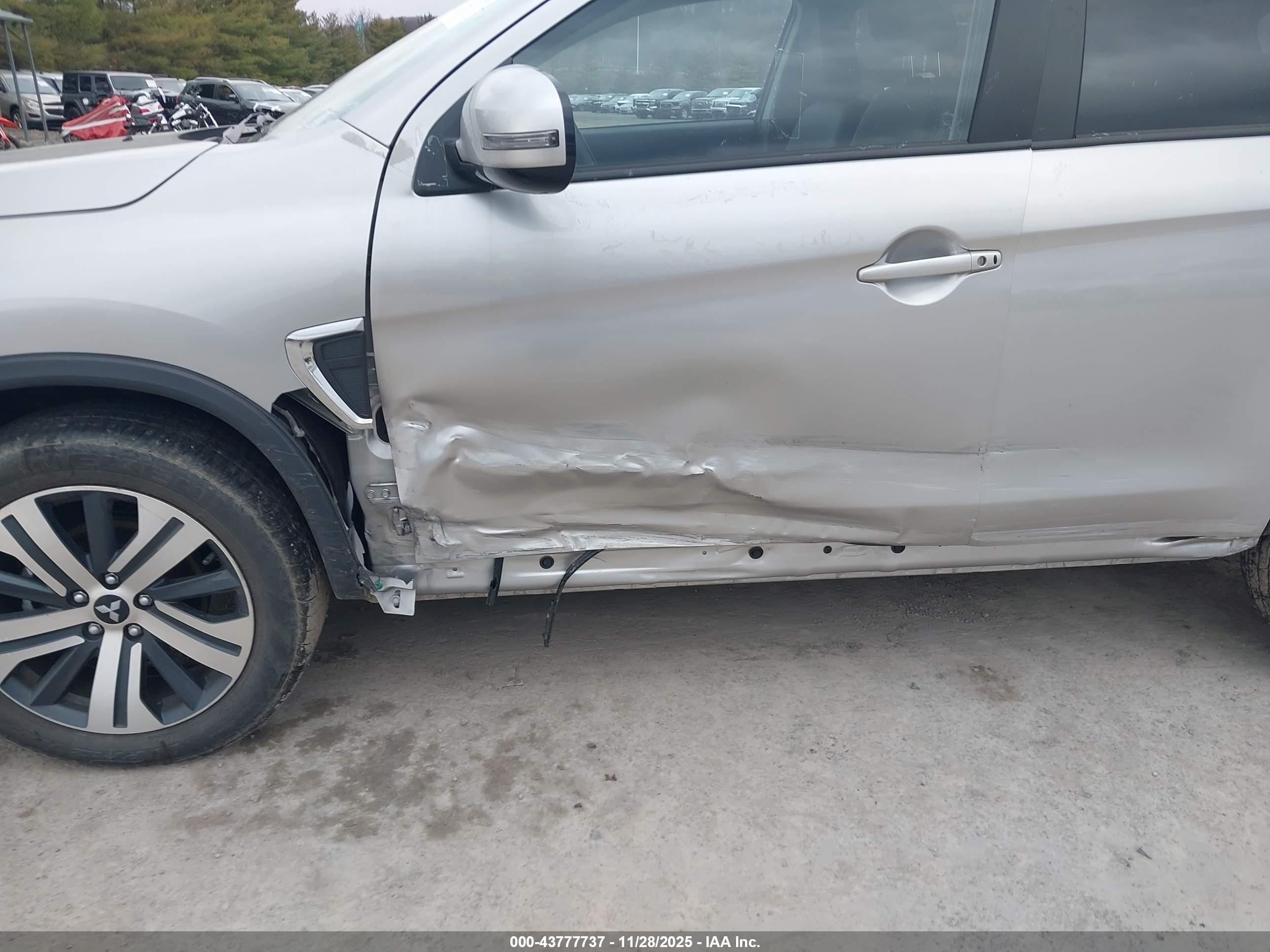 MITSUBISHI OUTLANDER image 6