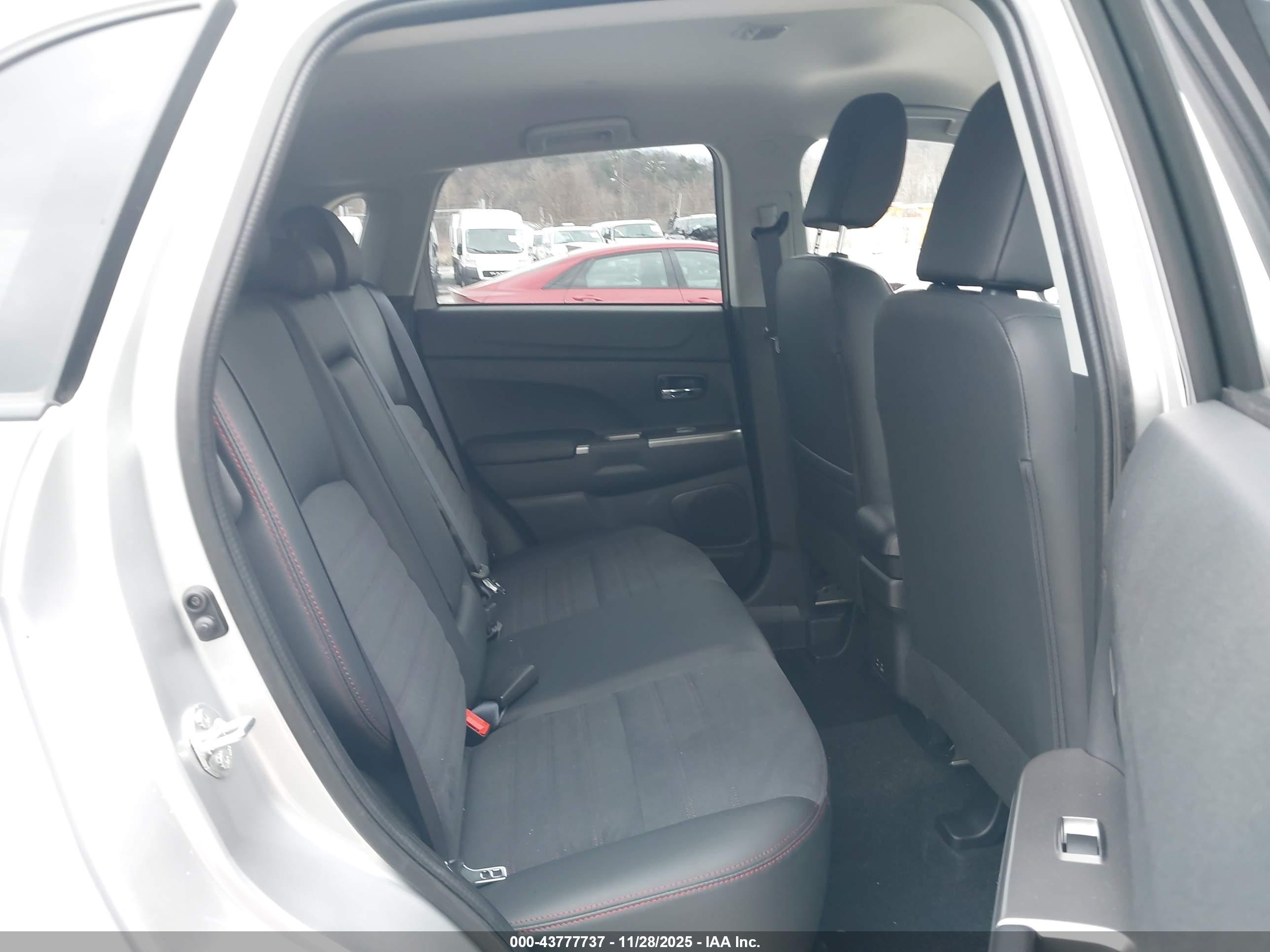 MITSUBISHI OUTLANDER image 8