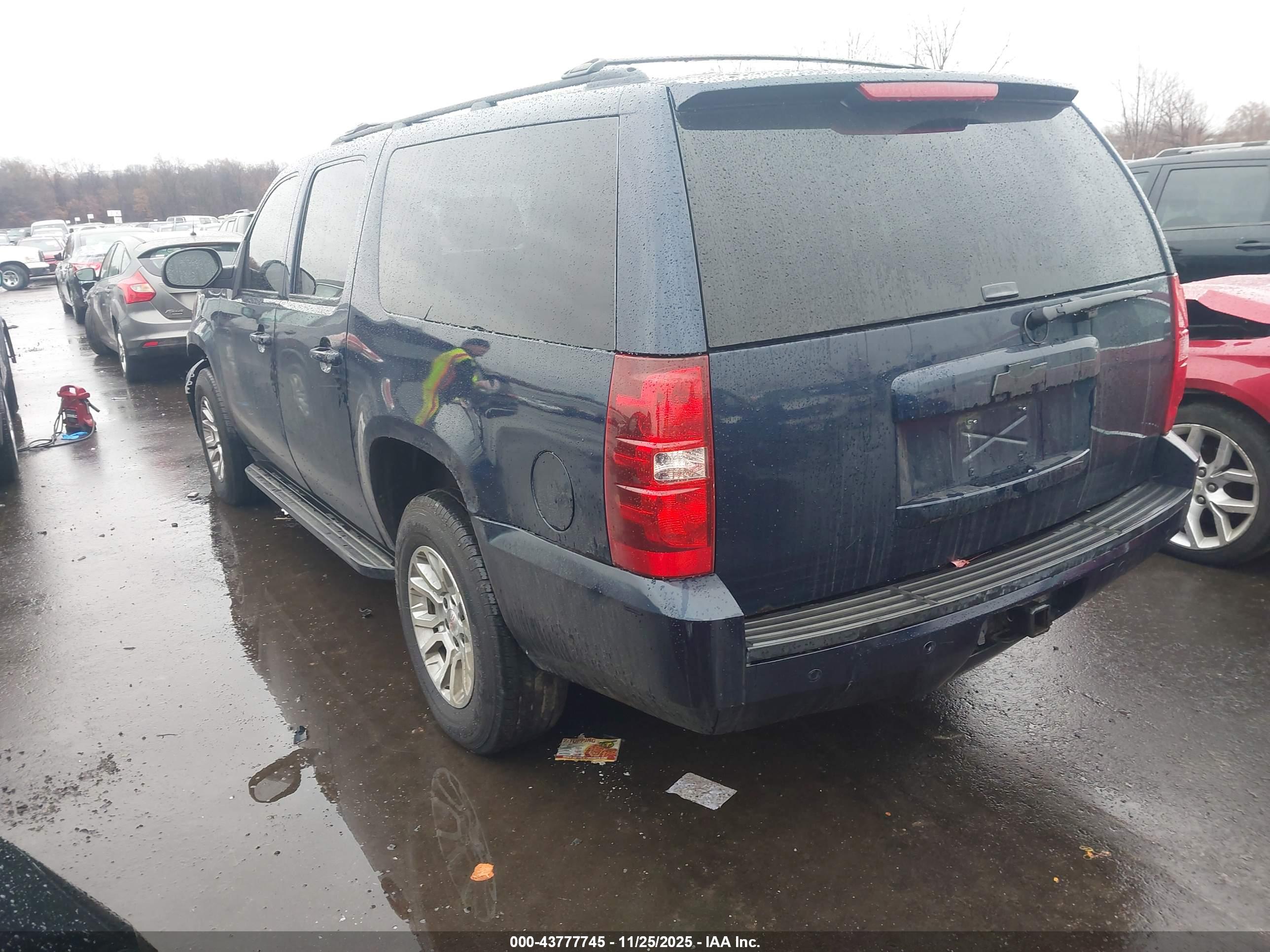 CHEVROLET SUBURBAN image 3
