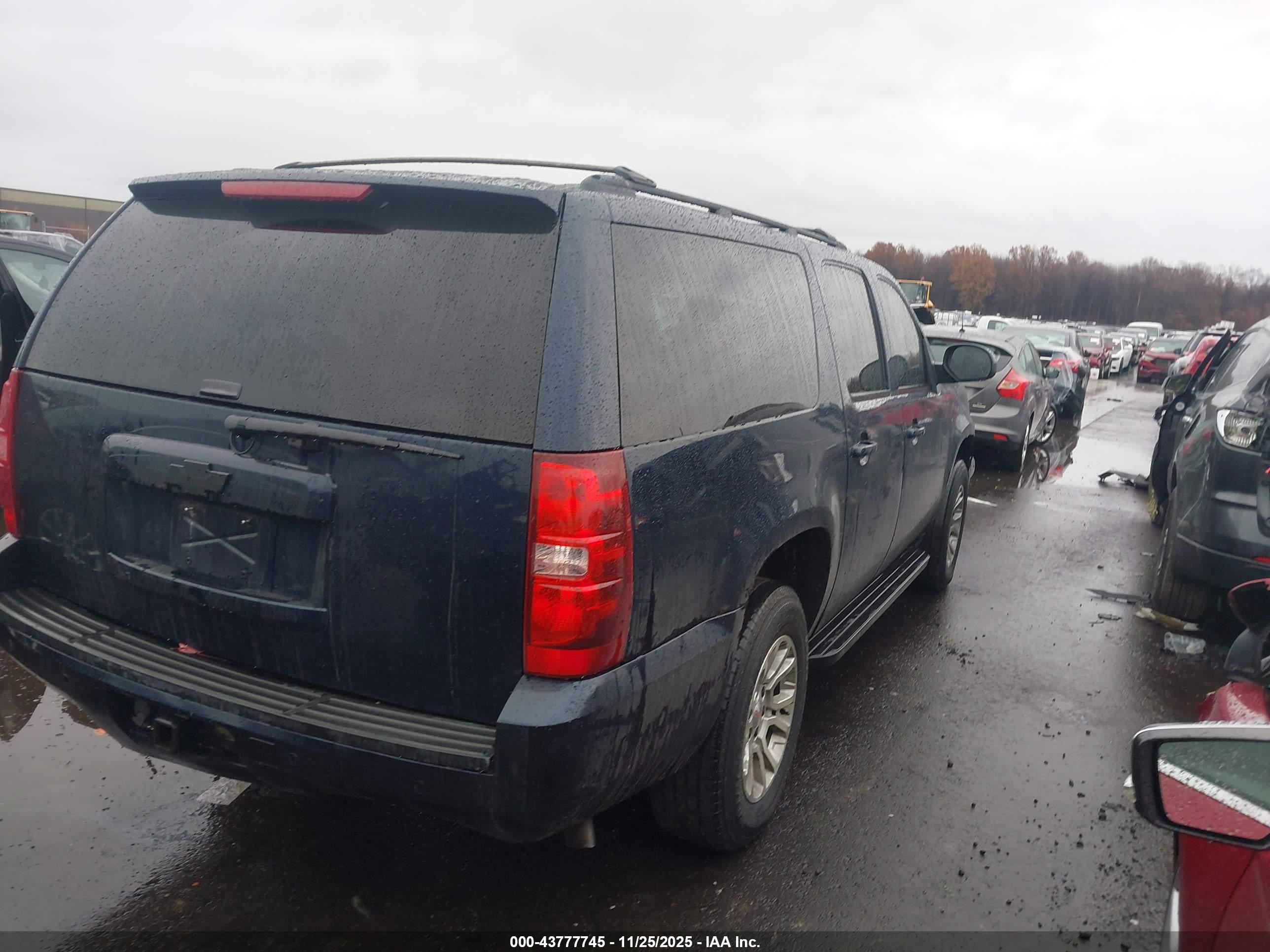 CHEVROLET SUBURBAN image 4