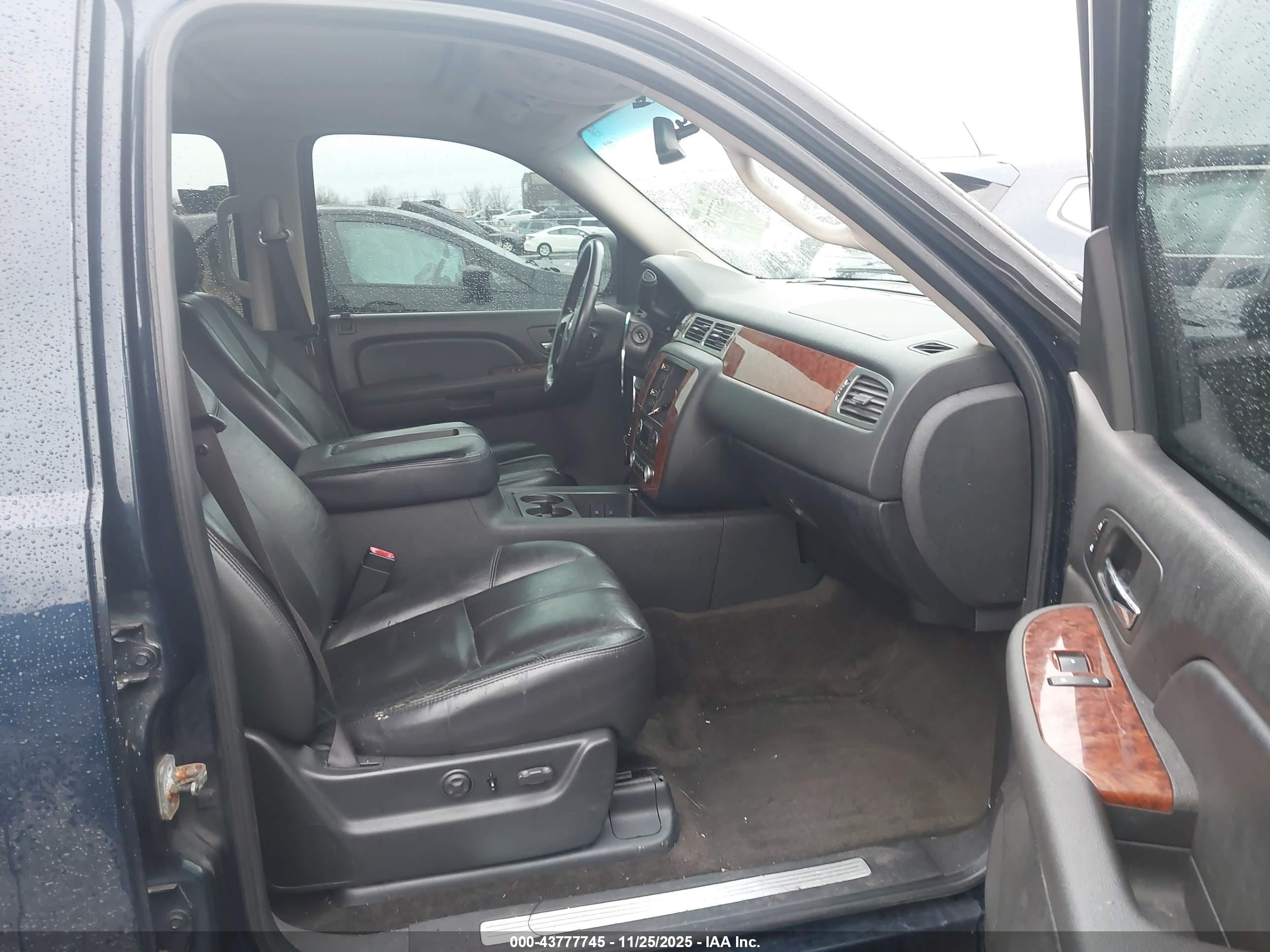 CHEVROLET SUBURBAN image 5