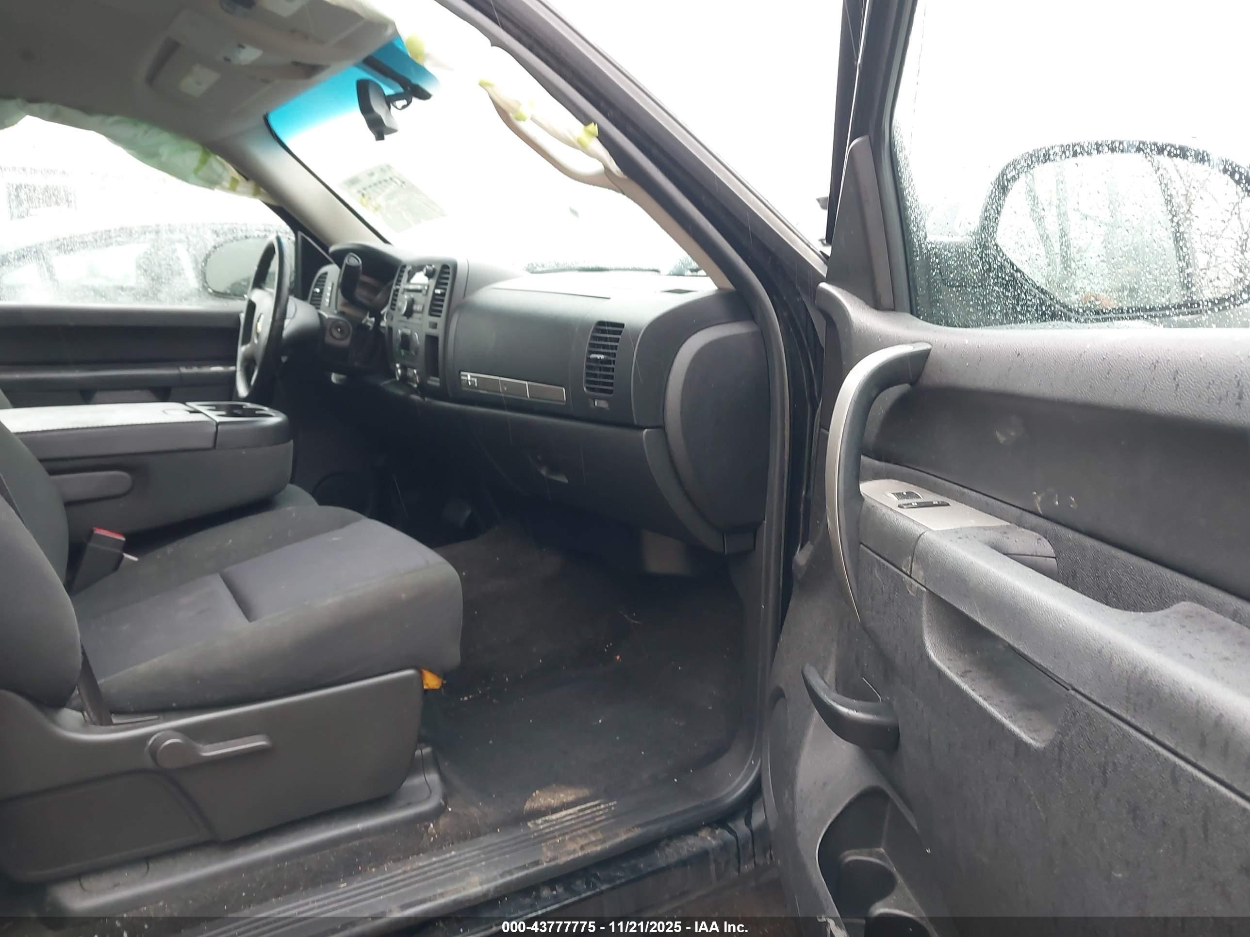 CHEVROLET SILVERADO image 5