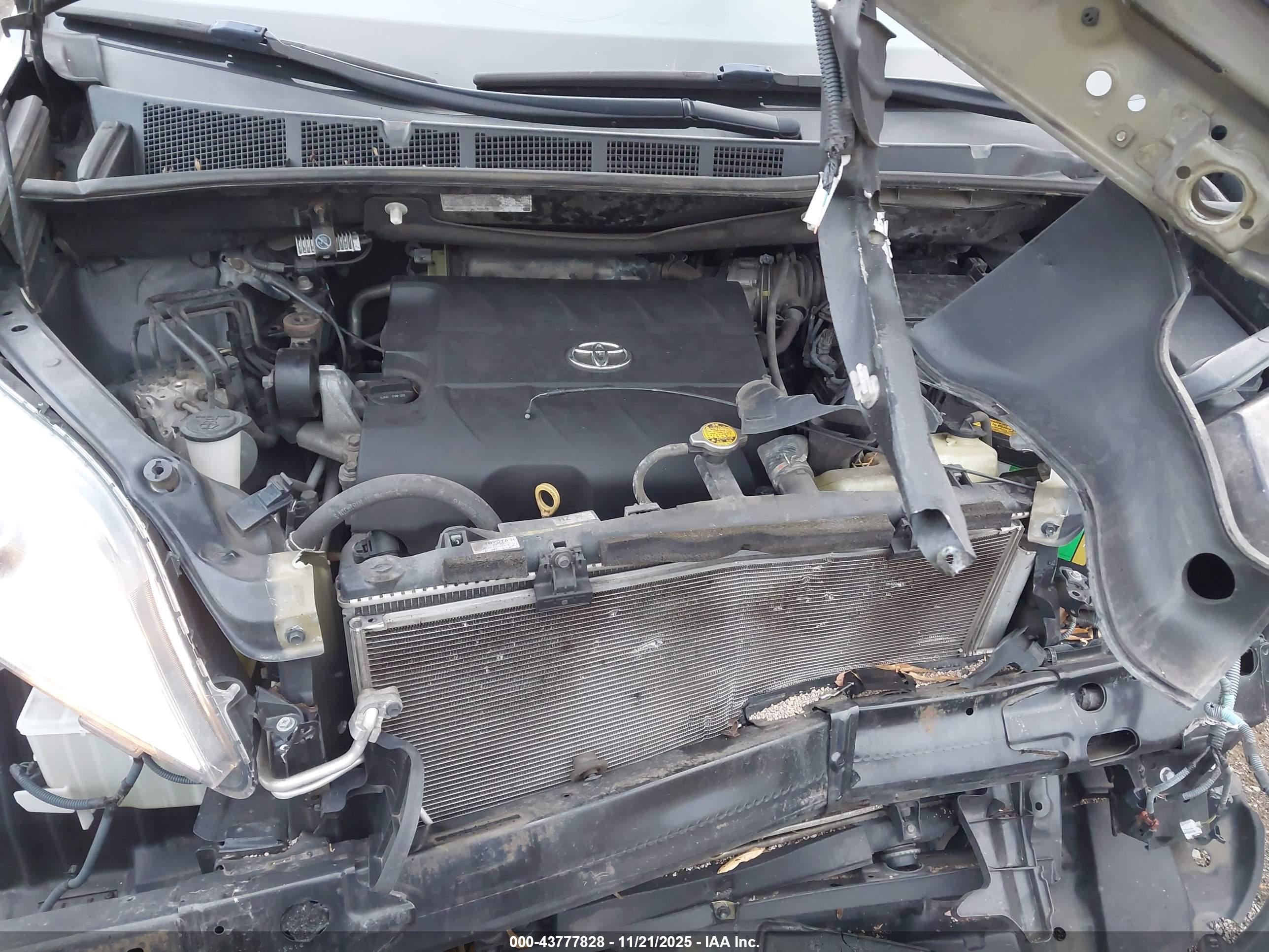 TOYOTA SIENNA image 10