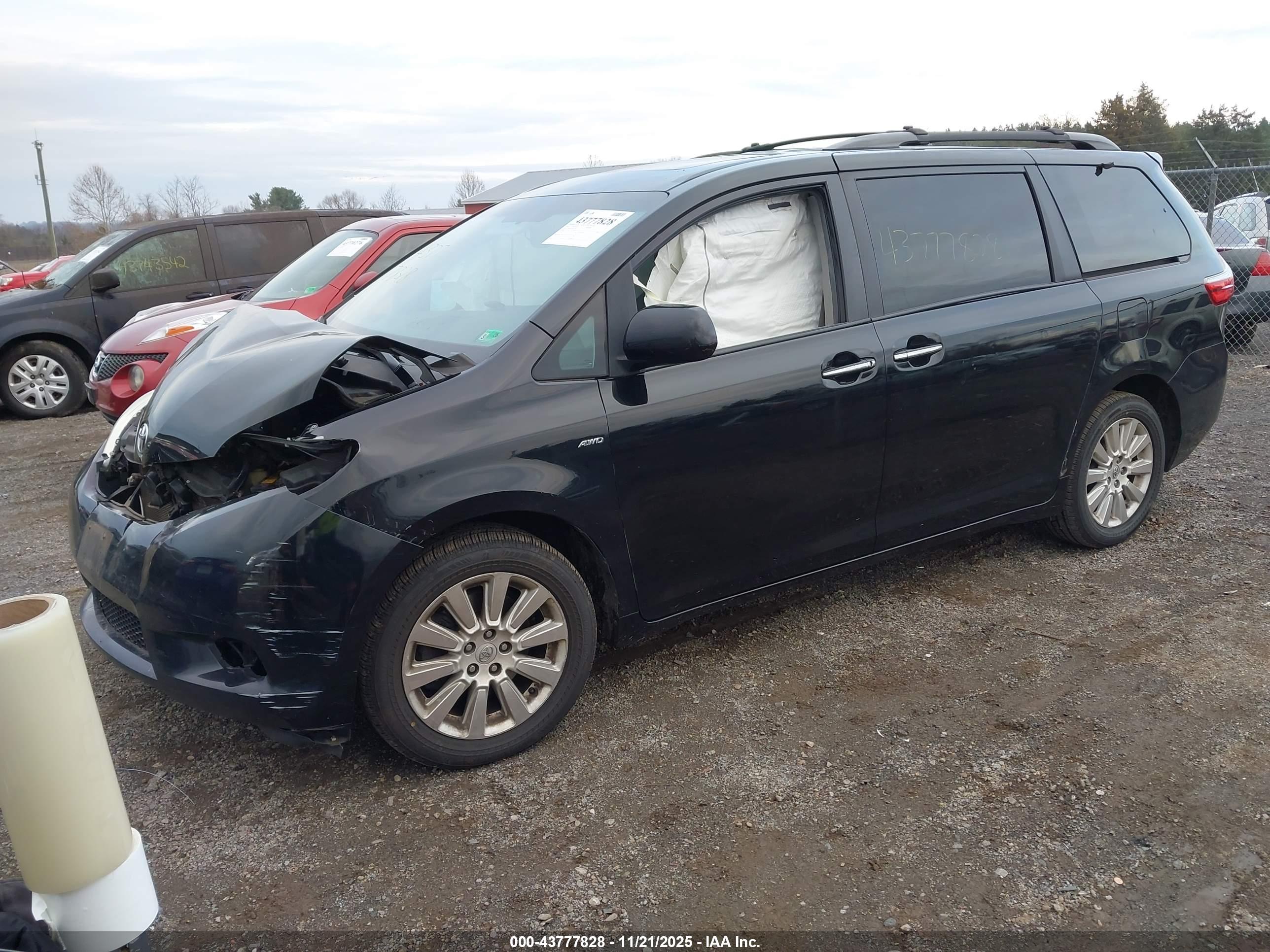 TOYOTA SIENNA image 2
