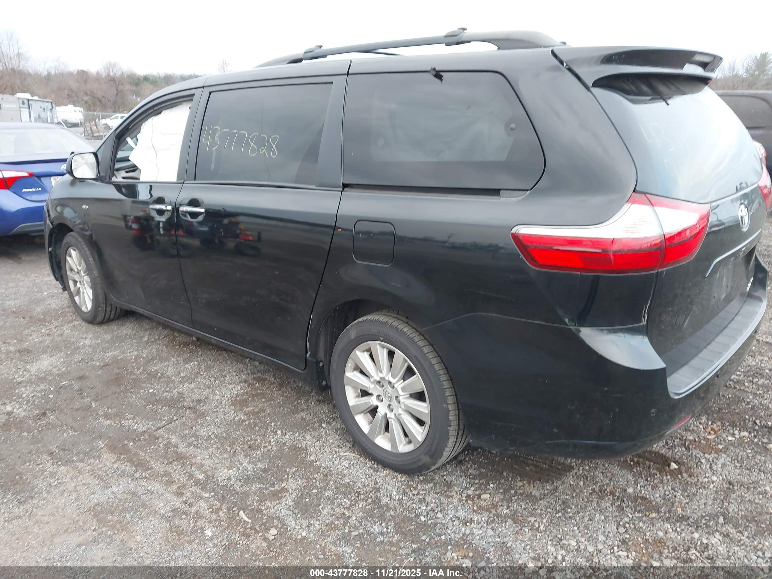 TOYOTA SIENNA image 3