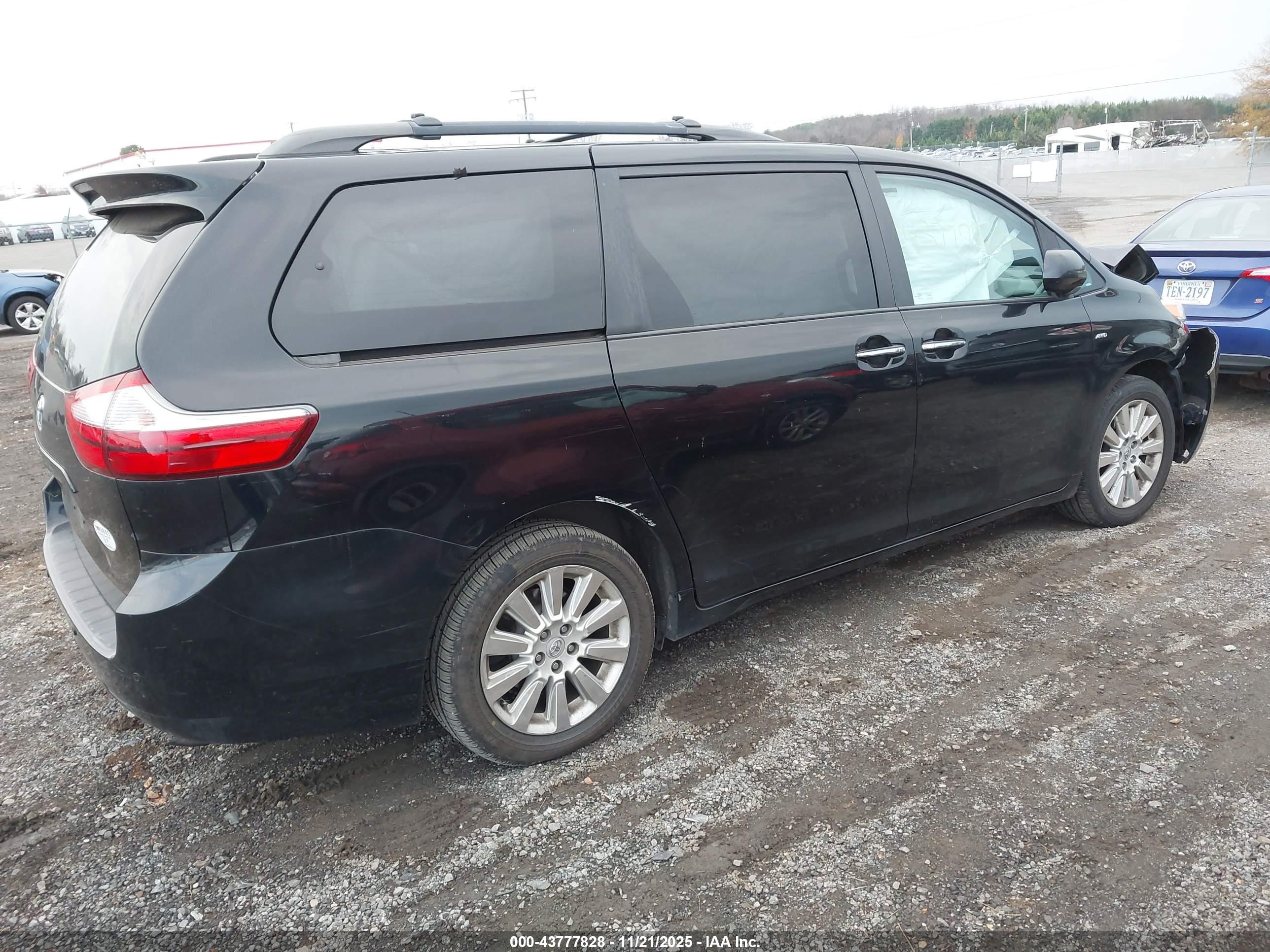 TOYOTA SIENNA image 4