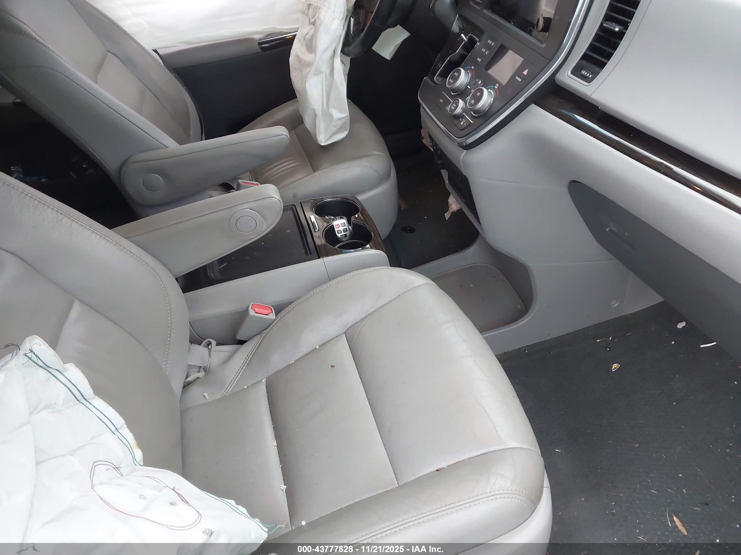 TOYOTA SIENNA image 5