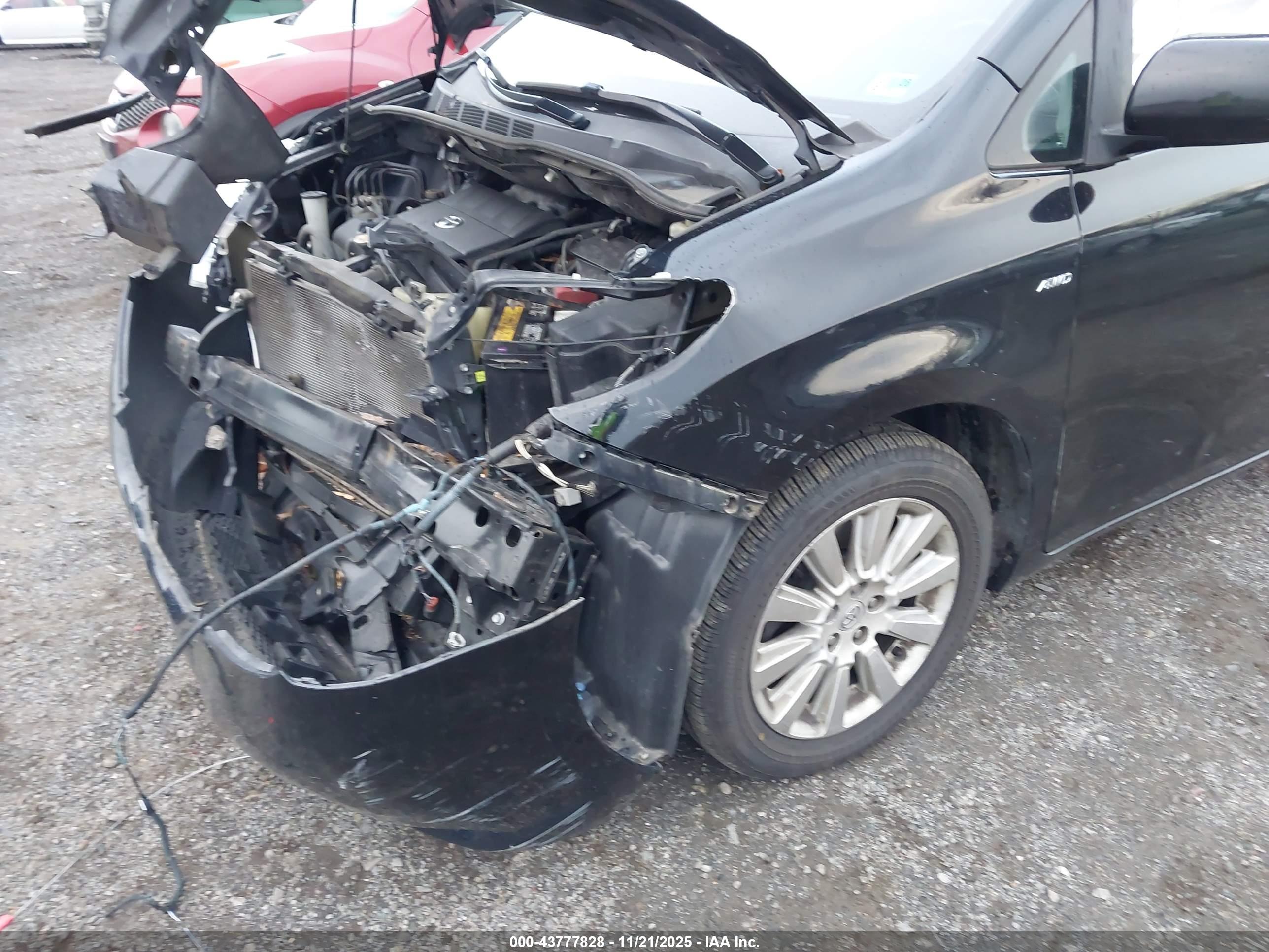 TOYOTA SIENNA image 6