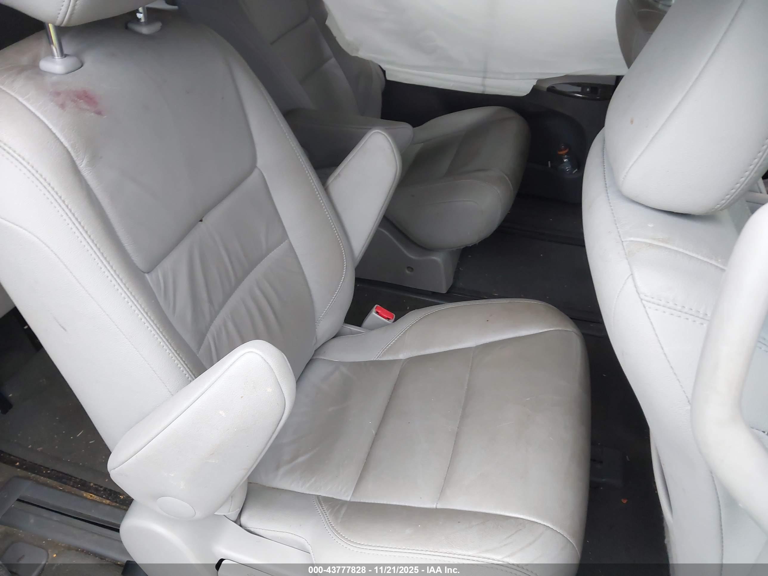 TOYOTA SIENNA image 8