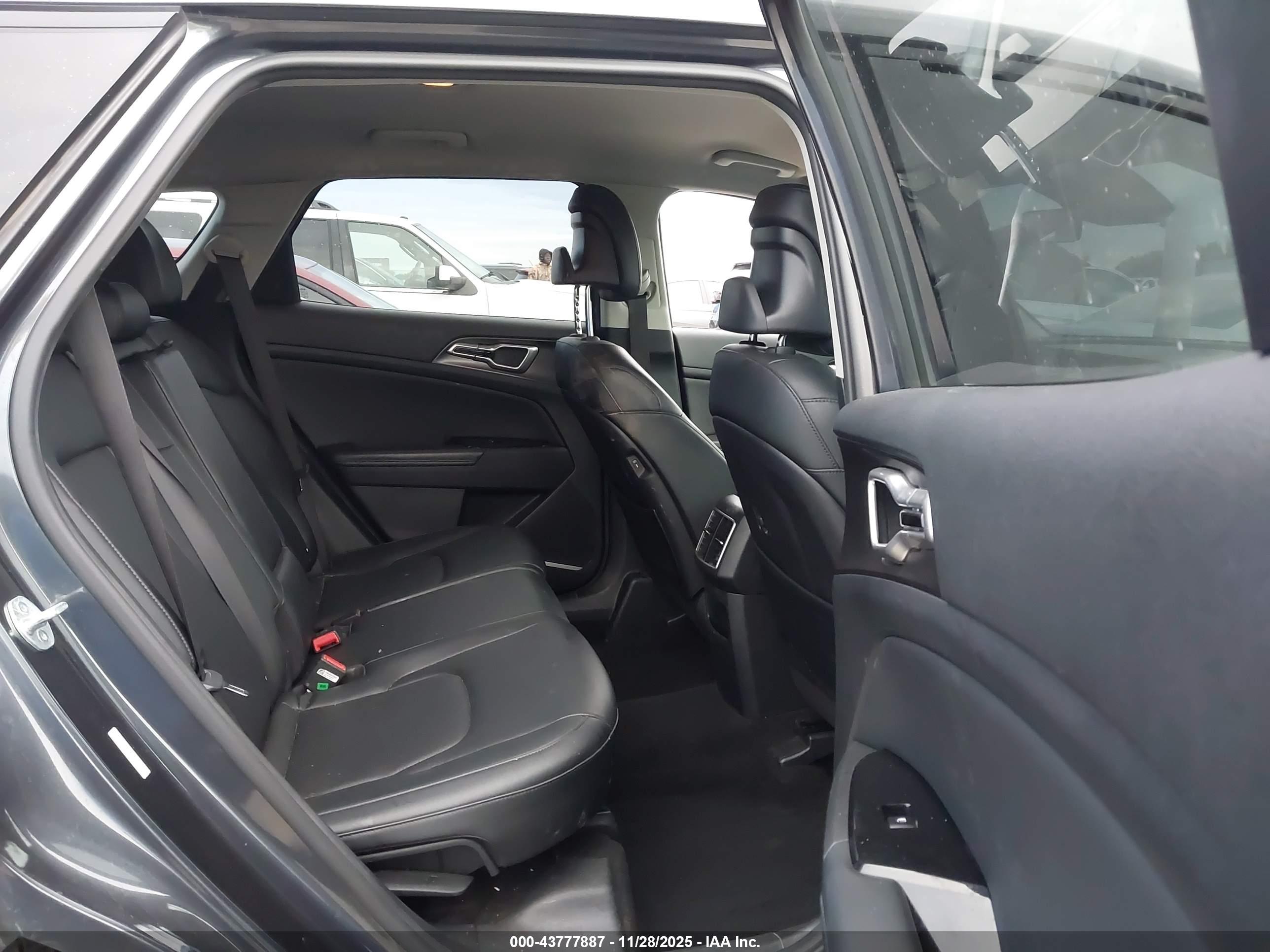 KIA SPORTAGE image 8