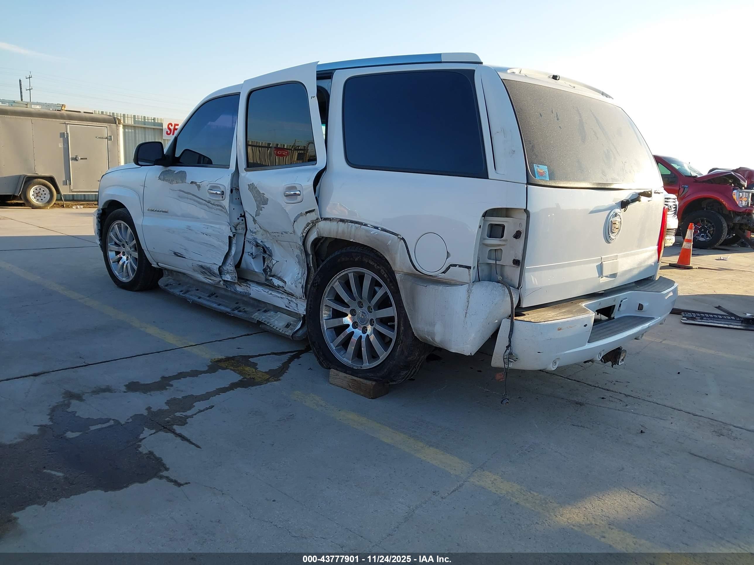 CADILLAC ESCALADE image 3