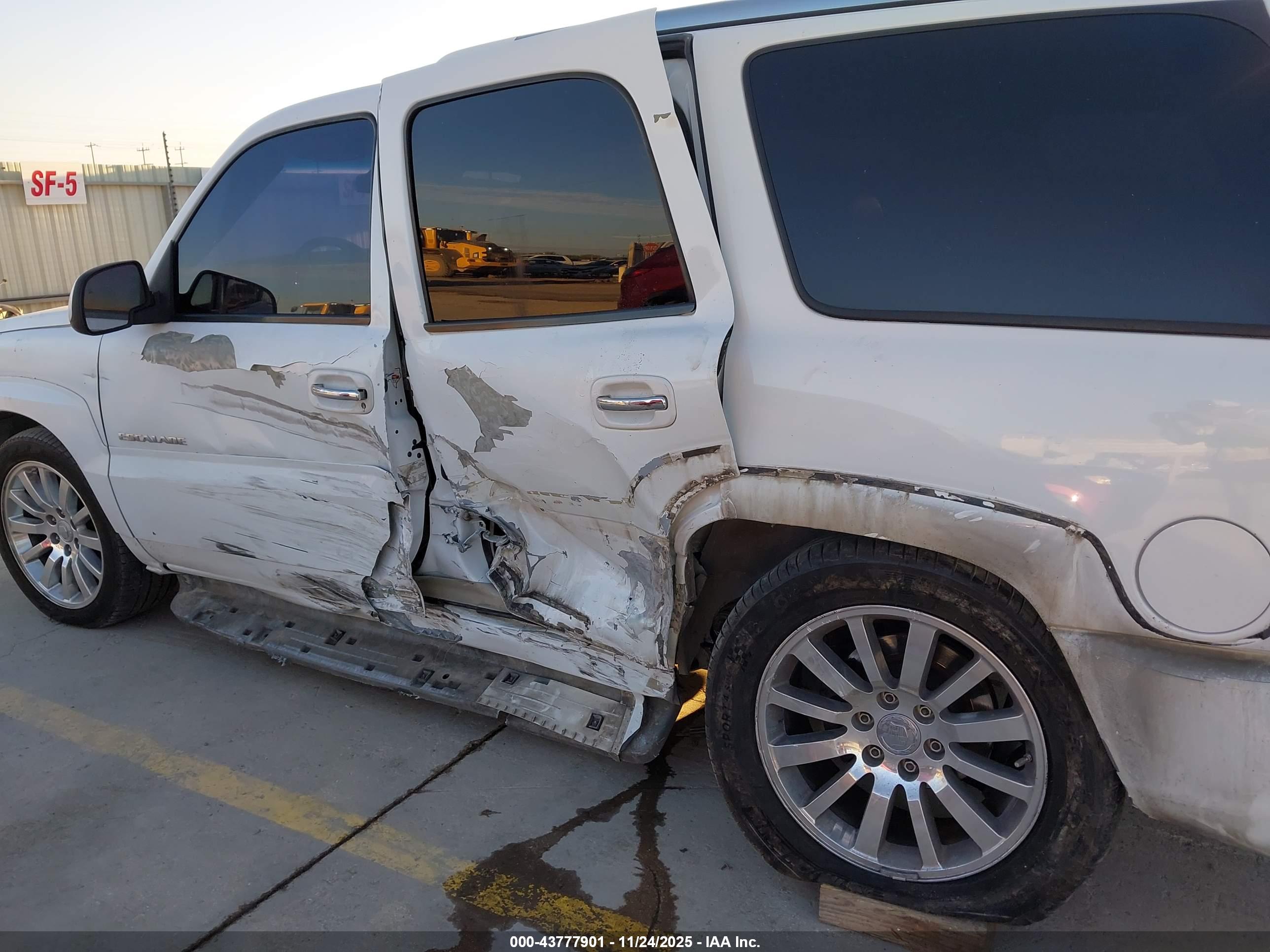 CADILLAC ESCALADE image 6